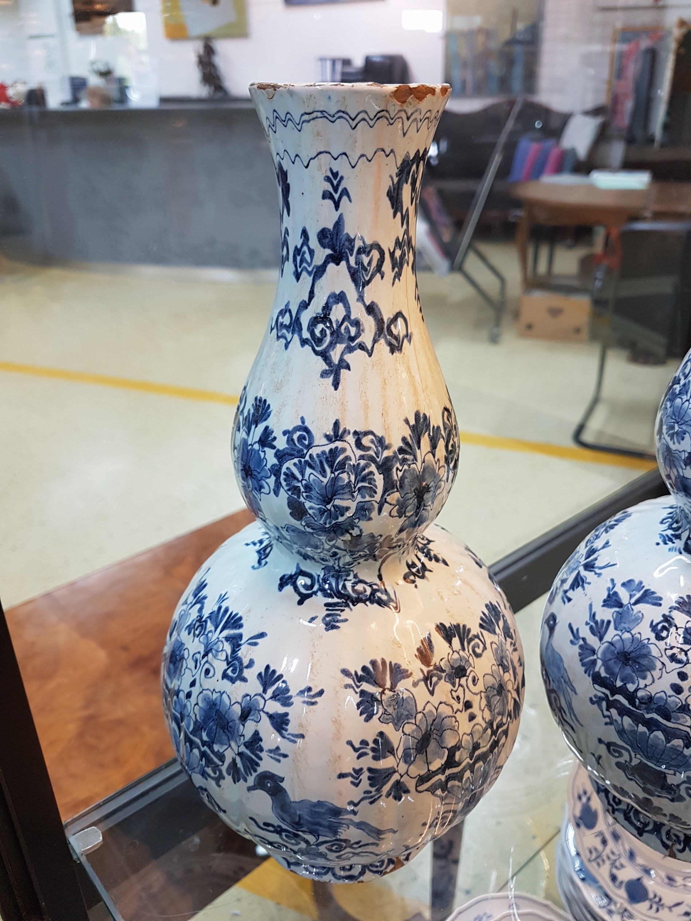 Detail d: Paar Balustervasen, Delft, Marke LC ligiert, 18. Jh., Fayence, gerippte Wandung, reiche Blaumalerei von Blumengestecken und Vögeln, mehrfach best. ...