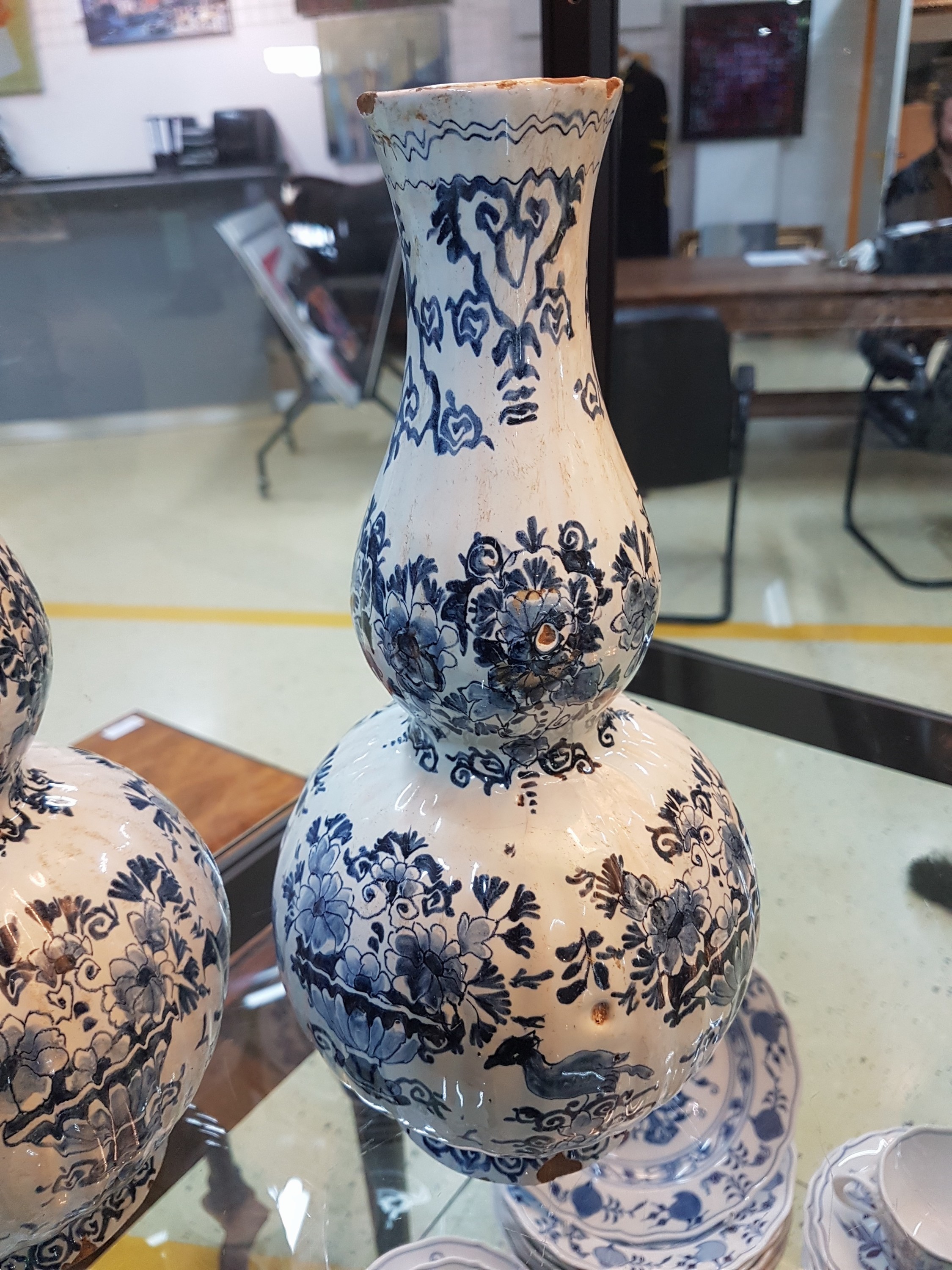 Detail e: Paar Balustervasen, Delft, Marke LC ligiert, 18. Jh., Fayence, gerippte Wandung, reiche Blaumalerei von Blumengestecken und Vögeln, mehrfach best. ...