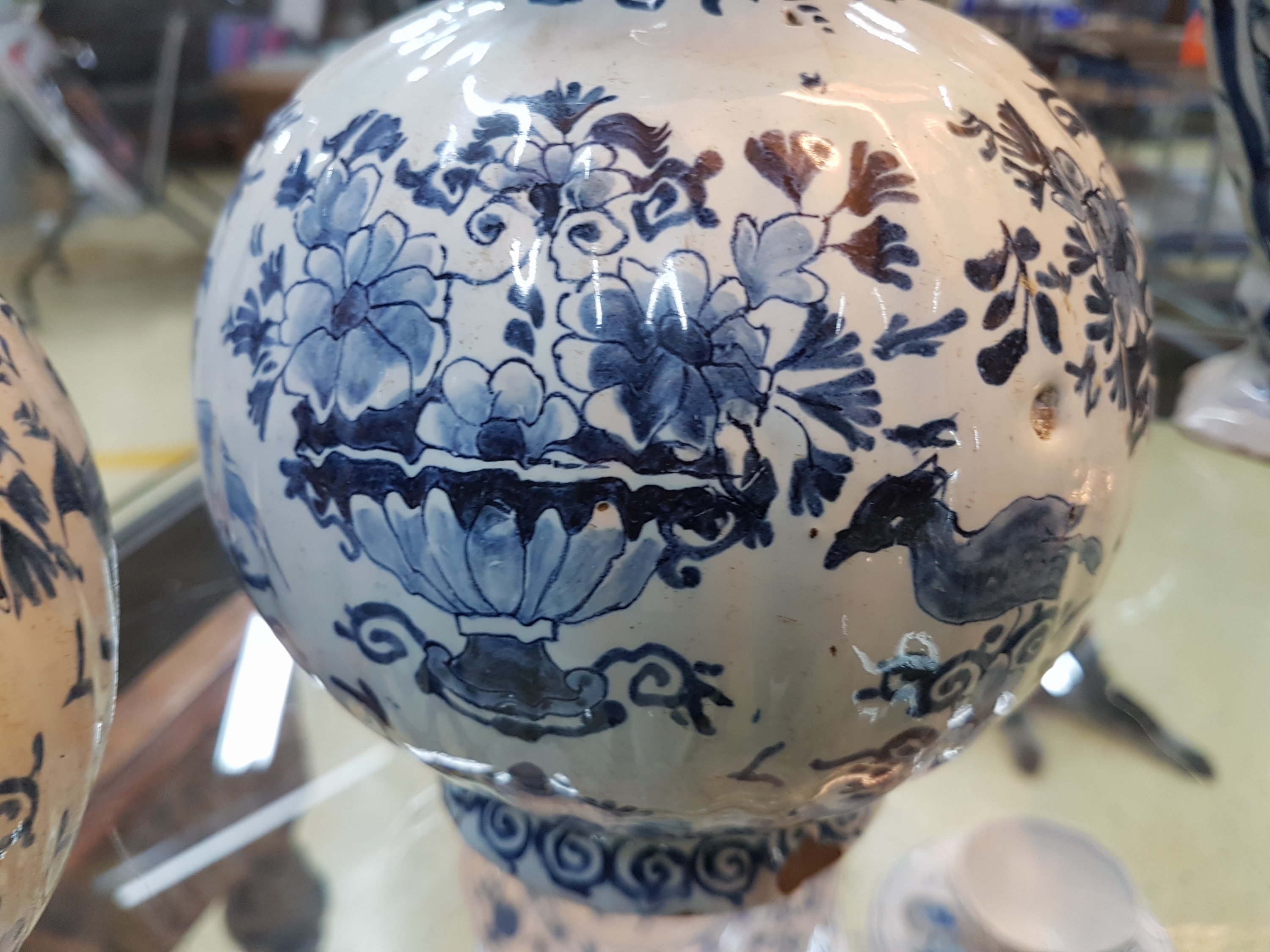 Detail f: Paar Balustervasen, Delft, Marke LC ligiert, 18. Jh., Fayence, gerippte Wandung, reiche Blaumalerei von Blumengestecken und Vögeln, mehrfach best. ...