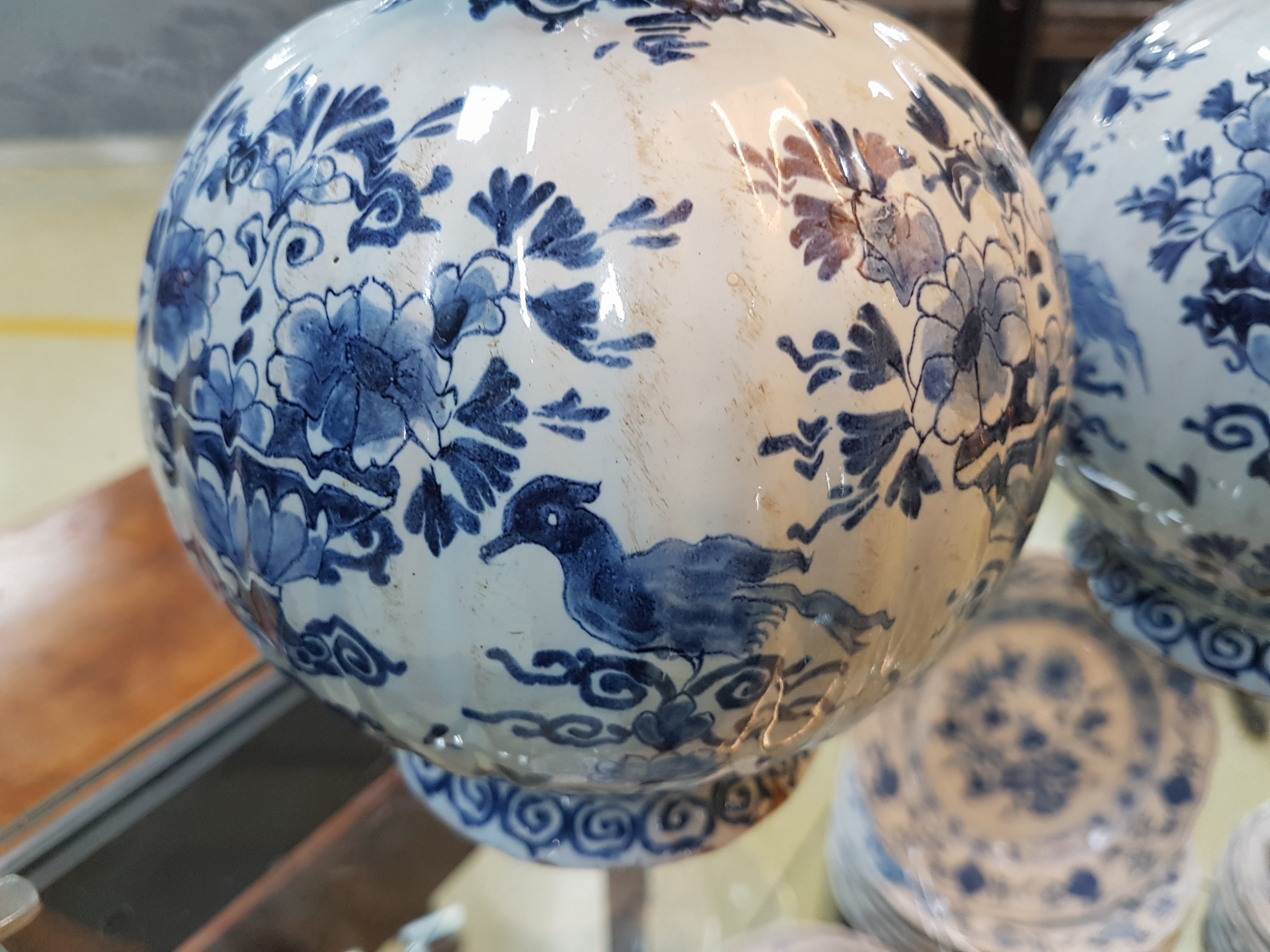 Detail g: Paar Balustervasen, Delft, Marke LC ligiert, 18. Jh., Fayence, gerippte Wandung, reiche Blaumalerei von Blumengestecken und Vögeln, mehrfach best. ...