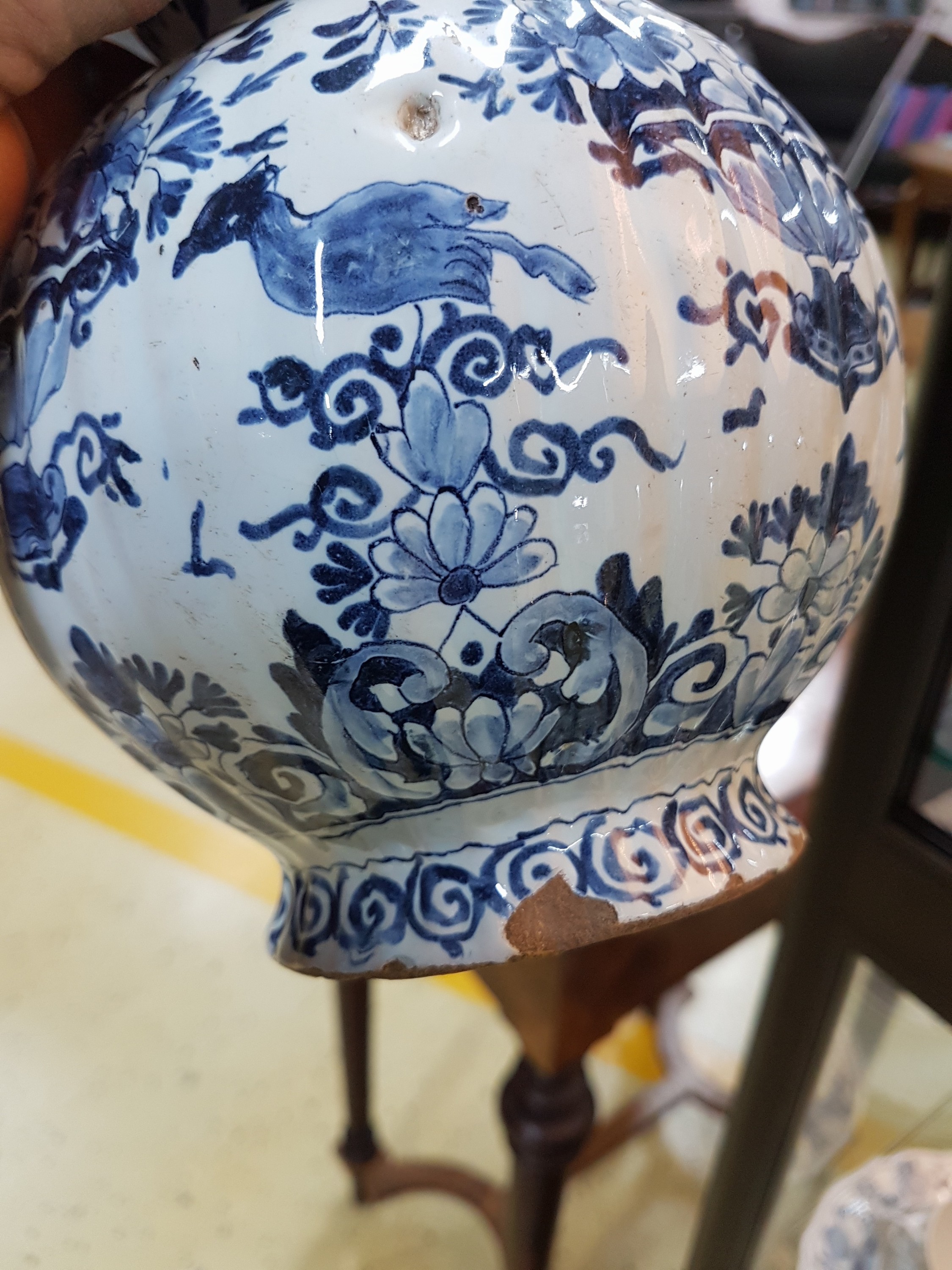 Detail j: Paar Balustervasen, Delft, Marke LC ligiert, 18. Jh., Fayence, gerippte Wandung, reiche Blaumalerei von Blumengestecken und Vögeln, mehrfach best. ...