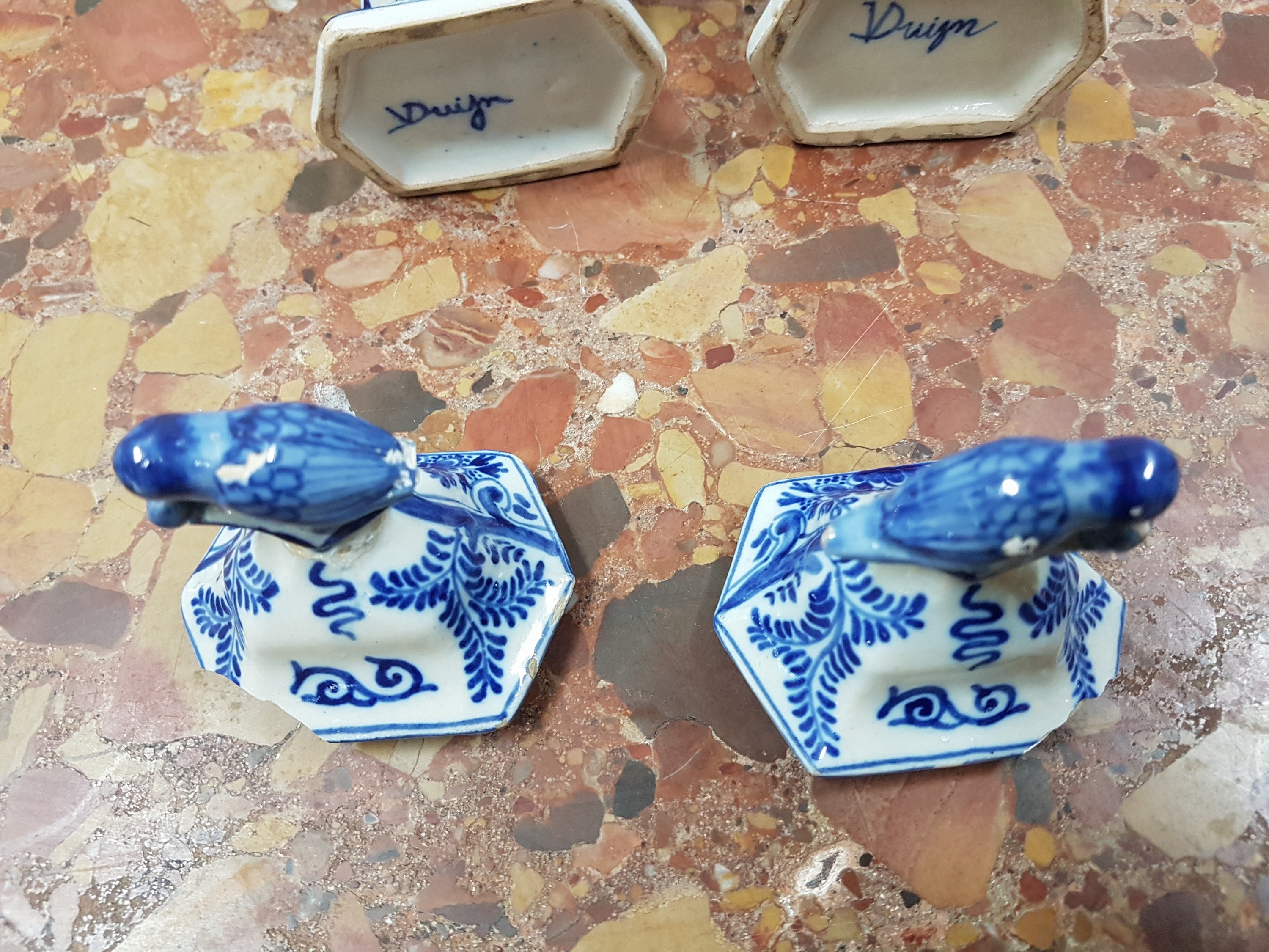 Detail g: Paar kleine Deckelvasen, Delft, sign. Duijn, 18. Jh., Fayence, Blaumalerei, Bekrönungen in Vogelform bestoßen, ein Deckel besch., H. ca. 17cm