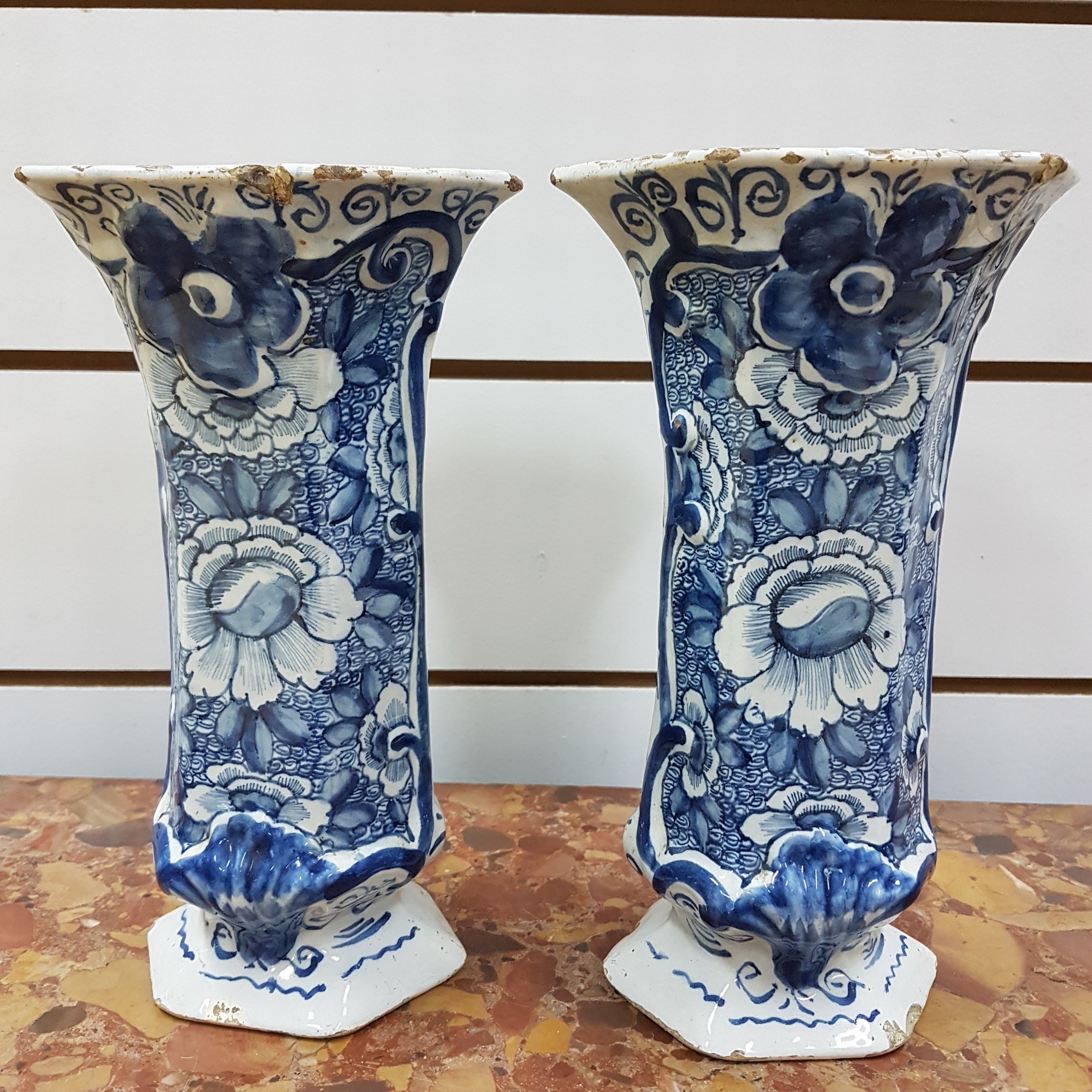 Detail a: Paar Vasen, Delft, 18. Jh., Marke: De 3 Klokken, Fayence, blaue Blumenmalerei, mit mehreren Randbestossungen und einem Haarriß, H. ca. 24.5 cm