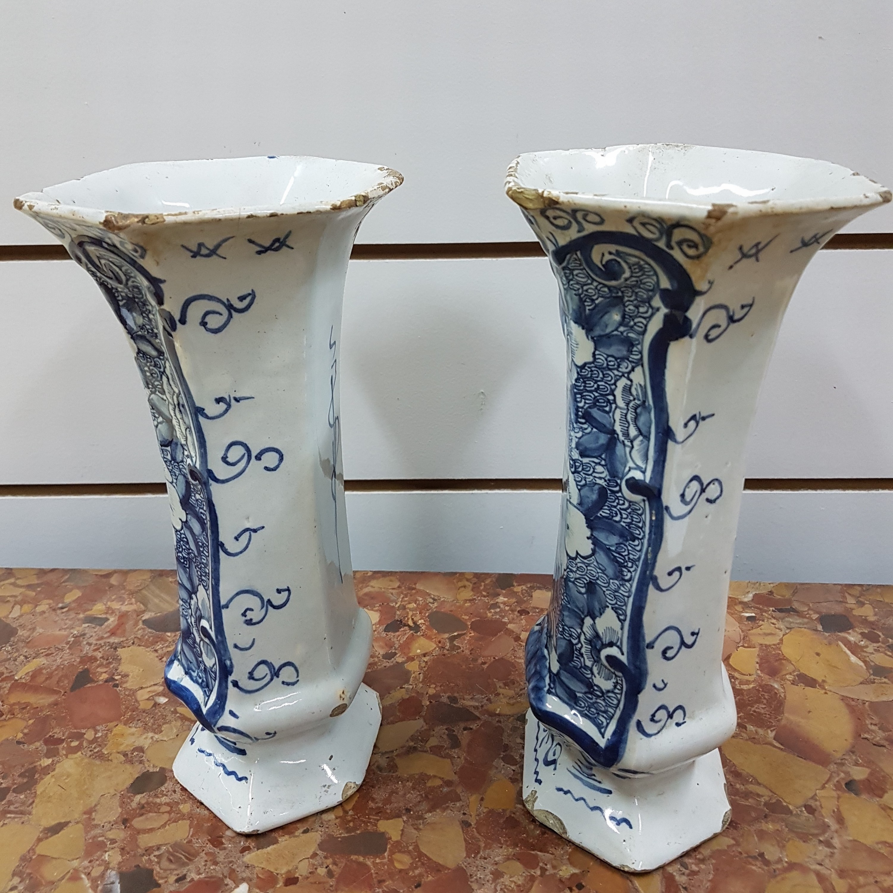 Detail b: Paar Vasen, Delft, 18. Jh., Marke: De 3 Klokken, Fayence, blaue Blumenmalerei, mit mehreren Randbestossungen und einem Haarriß, H. ca. 24.5 cm