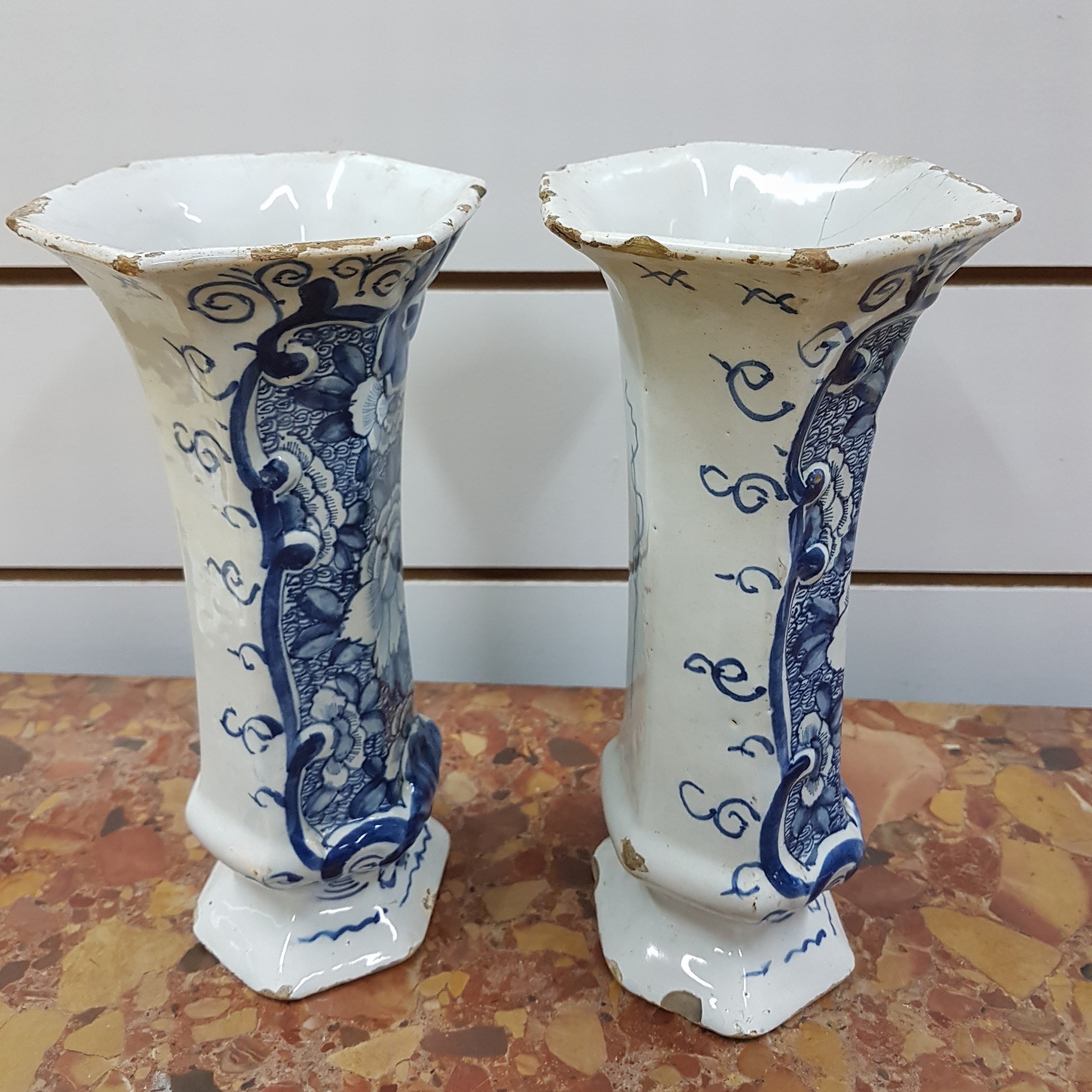 Detail d: Paar Vasen, Delft, 18. Jh., Marke: De 3 Klokken, Fayence, blaue Blumenmalerei, mit mehreren Randbestossungen und einem Haarriß, H. ca. 24.5 cm
