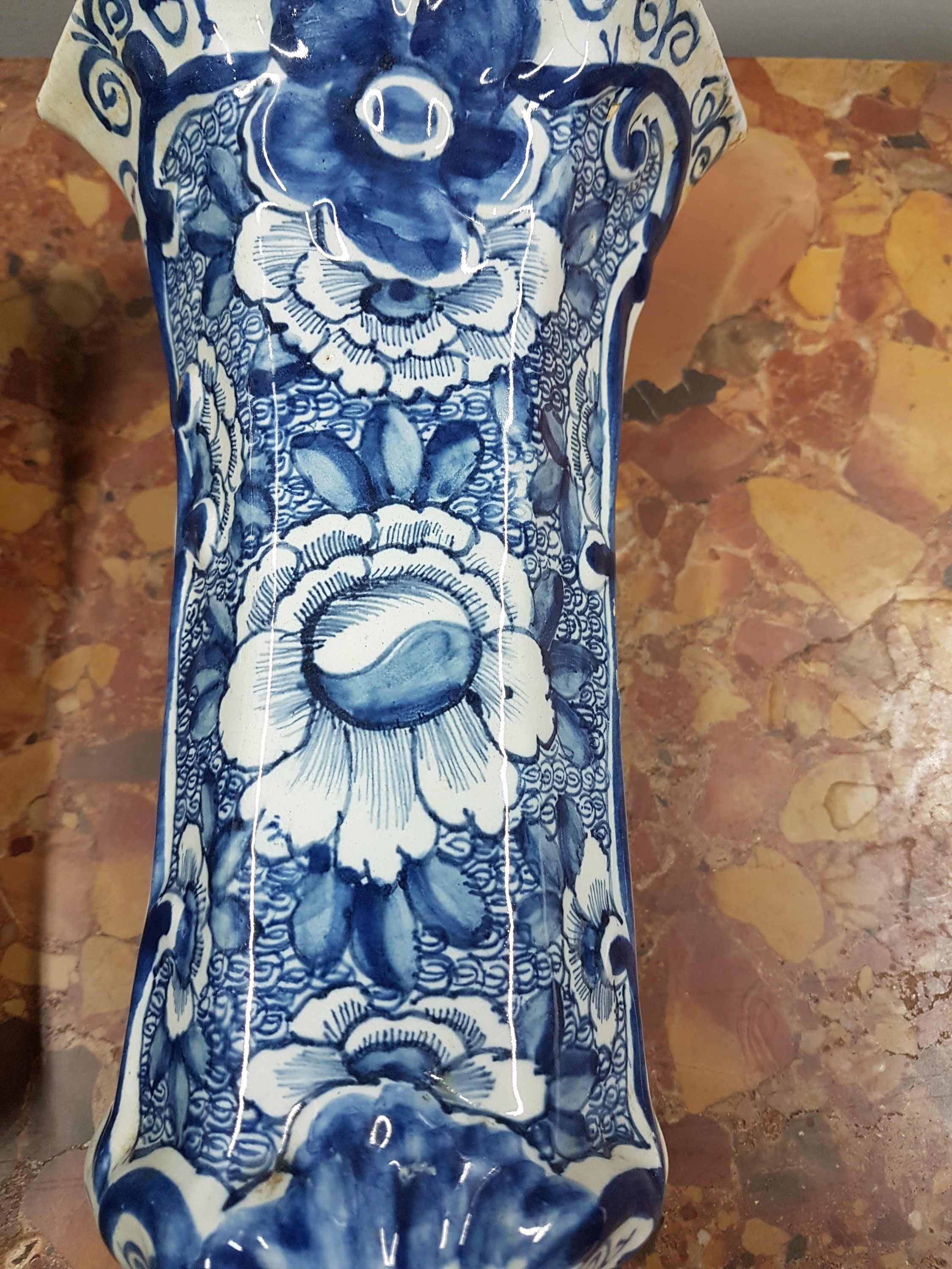 Detail f: Paar Vasen, Delft, 18. Jh., Marke: De 3 Klokken, Fayence, blaue Blumenmalerei, mit mehreren Randbestossungen und einem Haarriß, H. ca. 24.5 cm