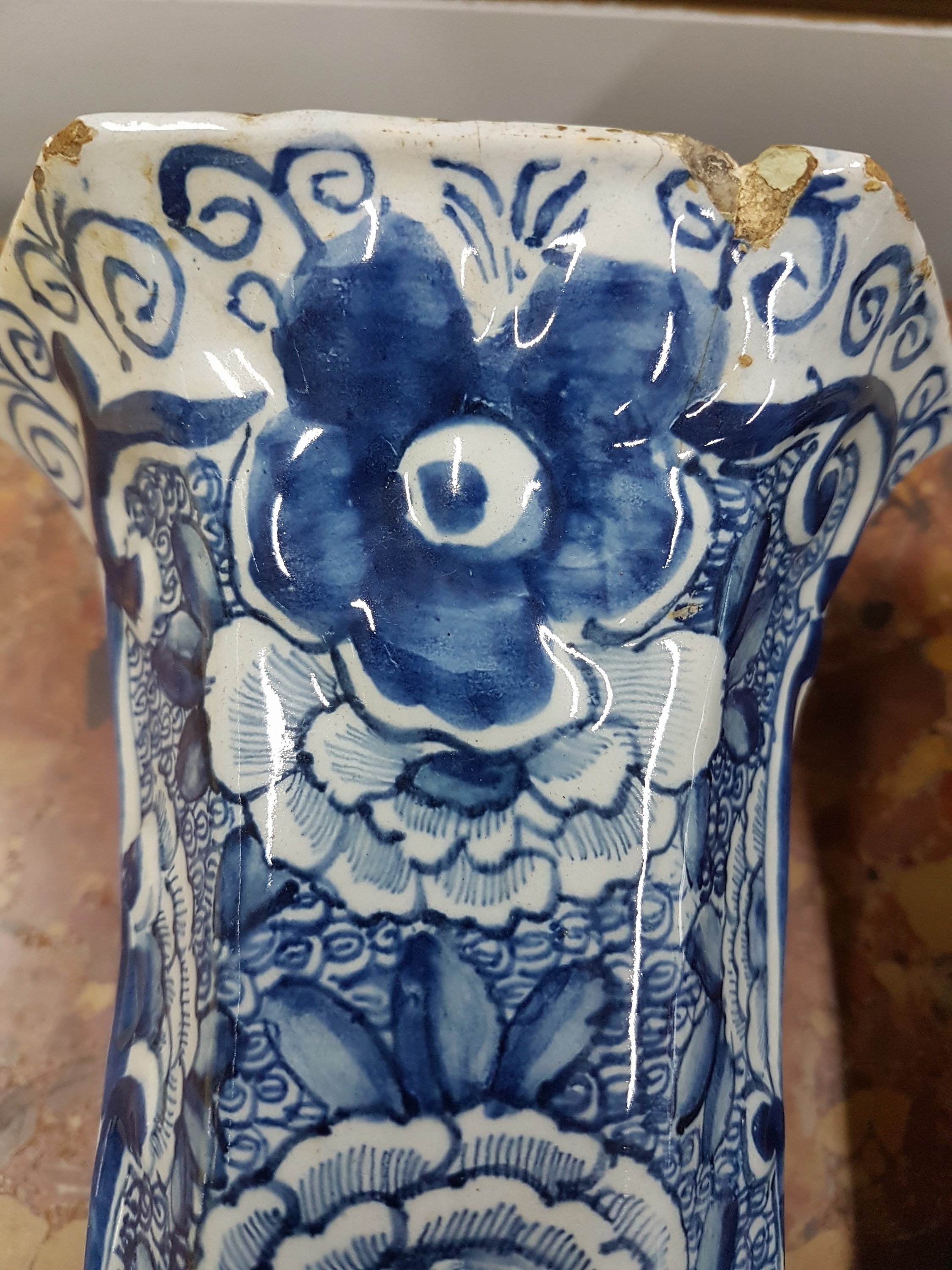 Detail g: Paar Vasen, Delft, 18. Jh., Marke: De 3 Klokken, Fayence, blaue Blumenmalerei, mit mehreren Randbestossungen und einem Haarriß, H. ca. 24.5 cm