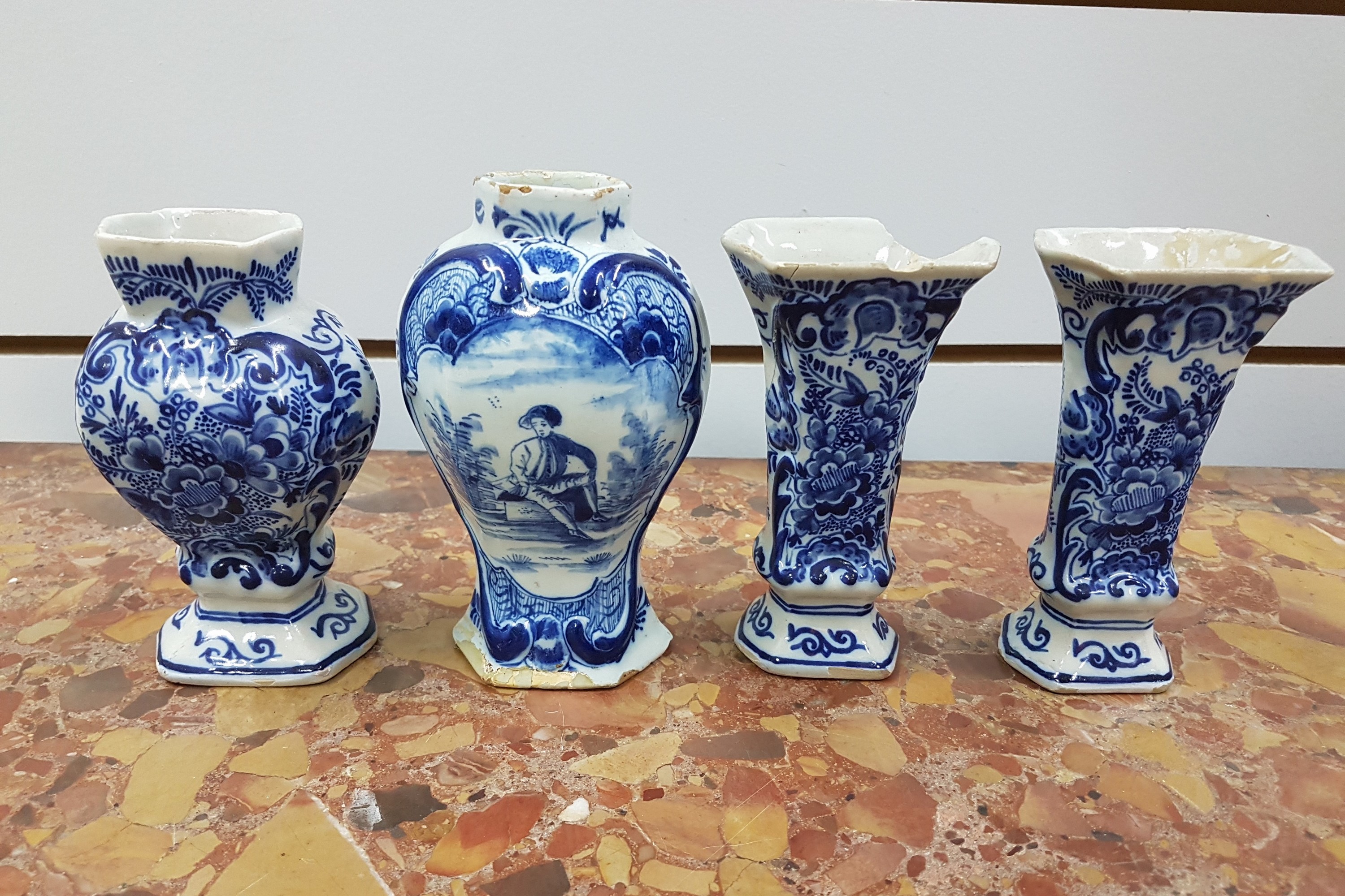 Detail a: 4 kleine Vasen, Delft, 18. Jh., davon 3 signiert Duijn, Fayence, Blaumalerei, drei mit Blumenmotiven, eine mit Mann in Landschaft, beschädigt, ...
