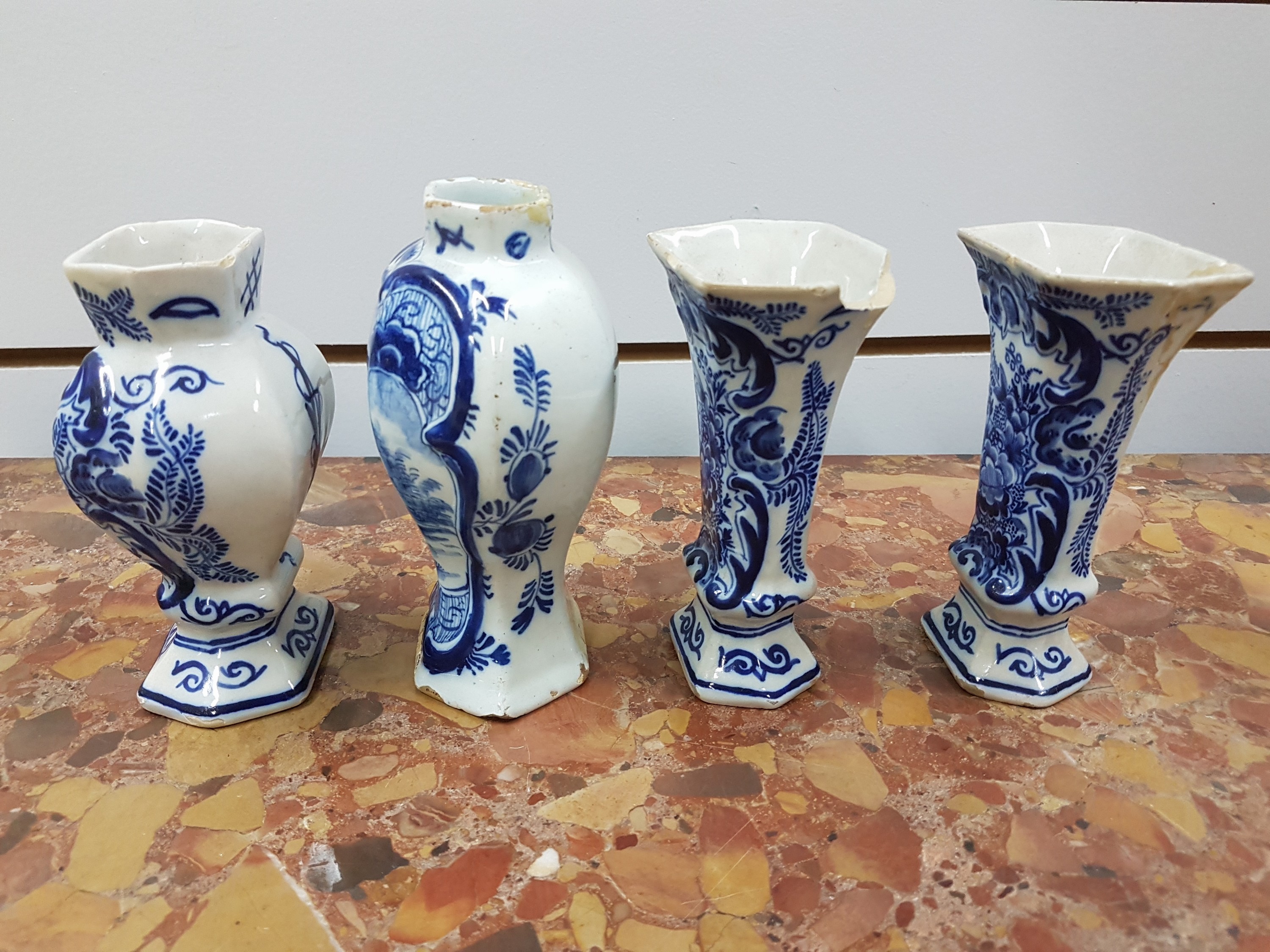 Detail b: 4 kleine Vasen, Delft, 18. Jh., davon 3 signiert Duijn, Fayence, Blaumalerei, drei mit Blumenmotiven, eine mit Mann in Landschaft, beschädigt, ...