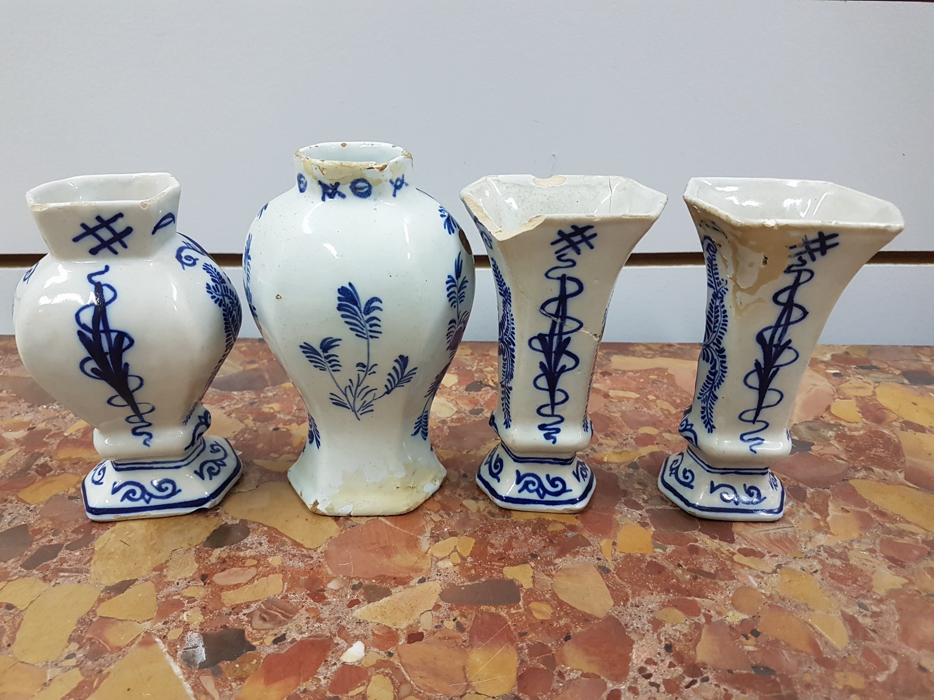 Detail c: 4 kleine Vasen, Delft, 18. Jh., davon 3 signiert Duijn, Fayence, Blaumalerei, drei mit Blumenmotiven, eine mit Mann in Landschaft, beschädigt, ...