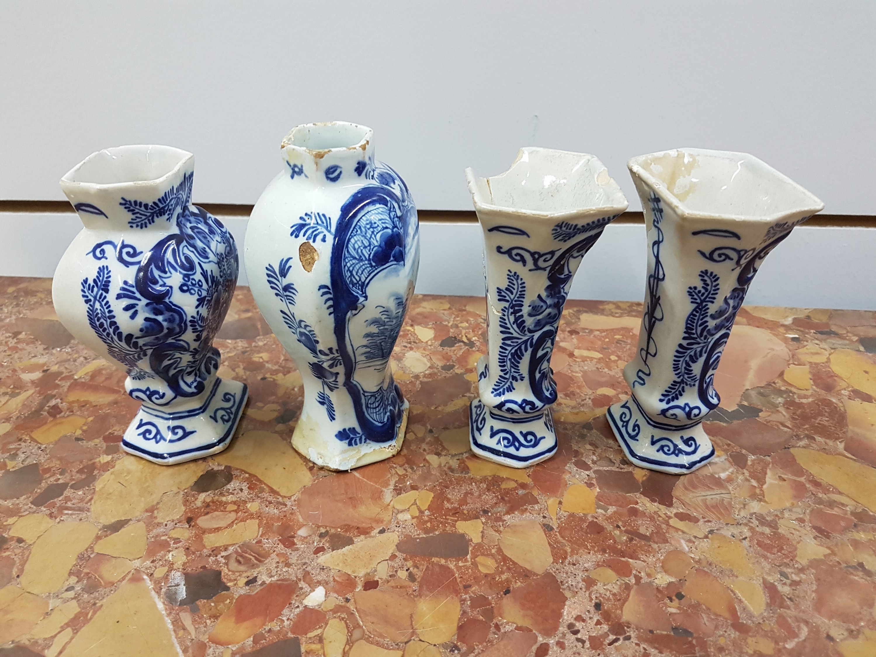 Detail d: 4 kleine Vasen, Delft, 18. Jh., davon 3 signiert Duijn, Fayence, Blaumalerei, drei mit Blumenmotiven, eine mit Mann in Landschaft, beschädigt, ...