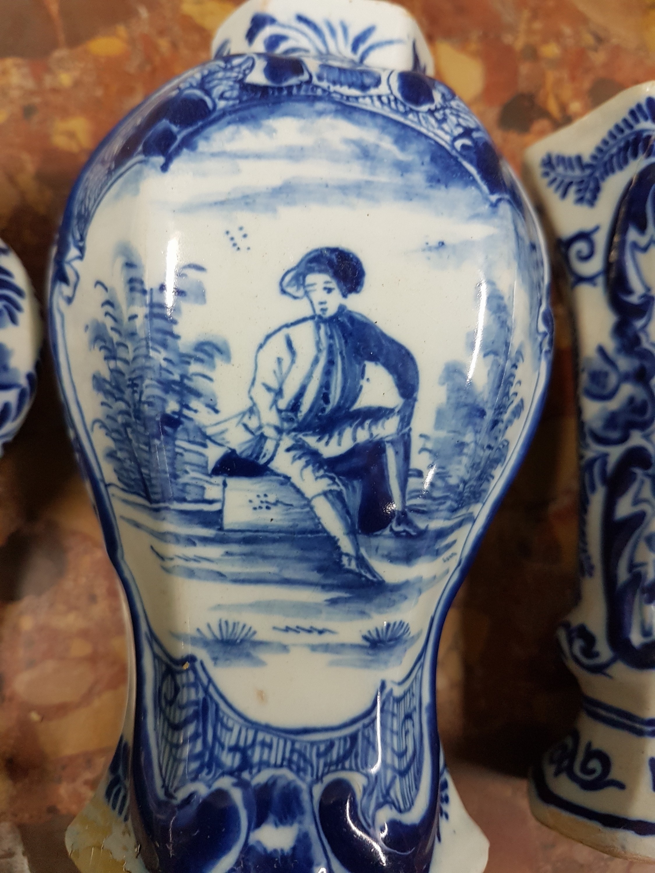Detail f: 4 kleine Vasen, Delft, 18. Jh., davon 3 signiert Duijn, Fayence, Blaumalerei, drei mit Blumenmotiven, eine mit Mann in Landschaft, beschädigt, ...