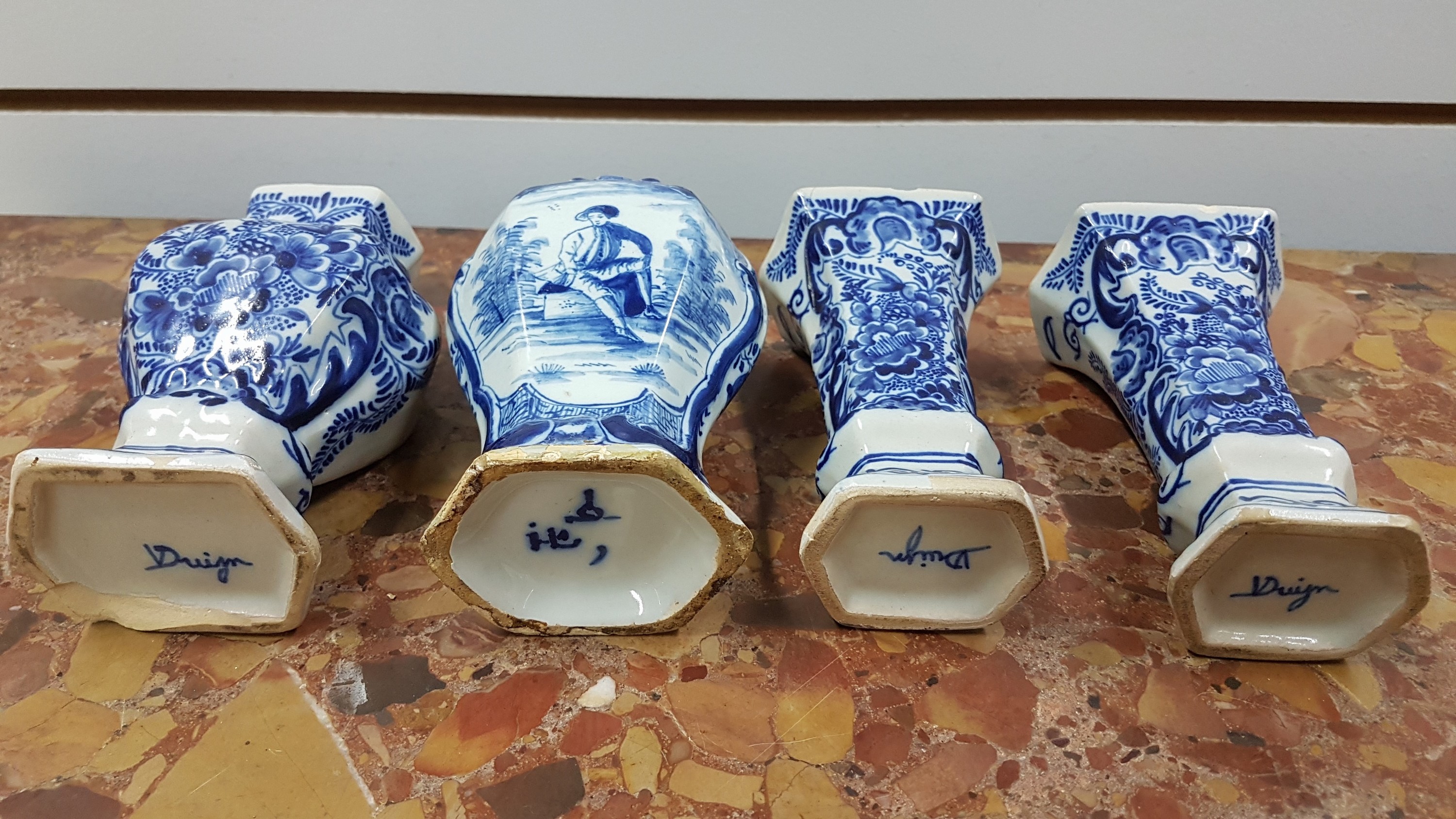 Detail g: 4 kleine Vasen, Delft, 18. Jh., davon 3 signiert Duijn, Fayence, Blaumalerei, drei mit Blumenmotiven, eine mit Mann in Landschaft, beschädigt, ...