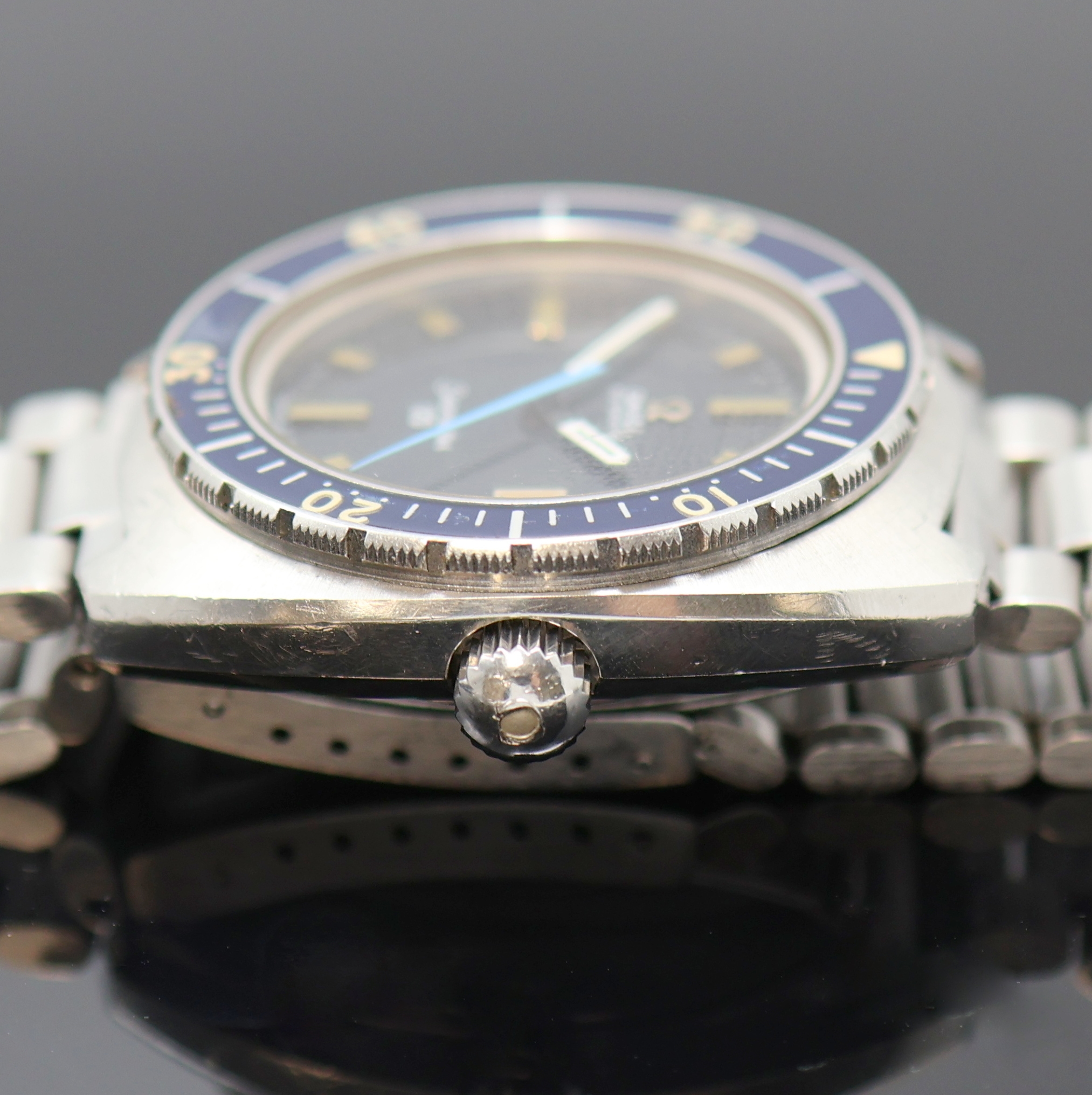 Detail c: OMEGA Seamaster 120 Taucherarmbanduhr Referenz 166.088, Schweiz um 1970, Automatik, Edelstahlgeh. inkl. orig. Gliederband m. Faltschl., Boden u. ...