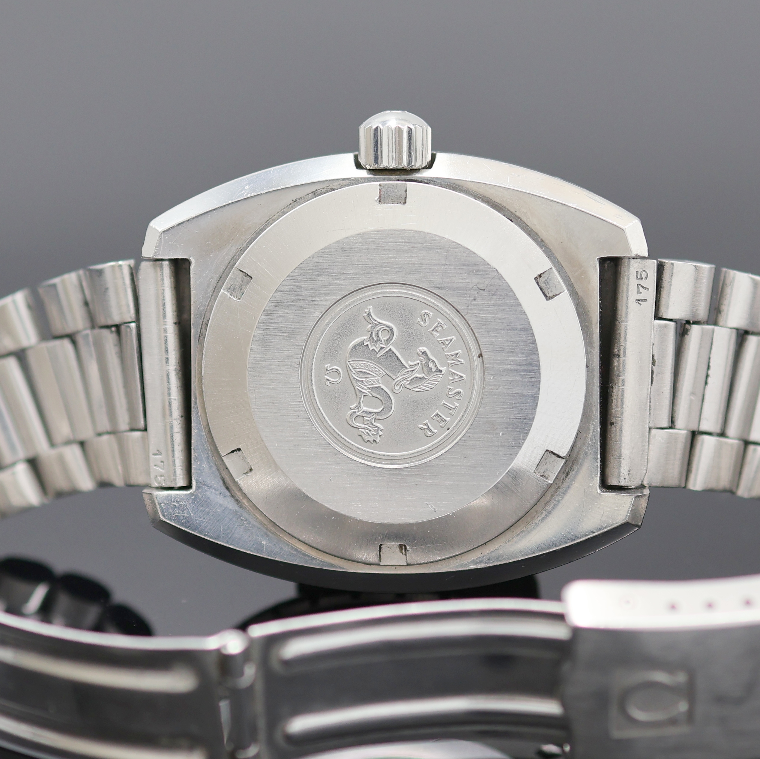Detail d: OMEGA Seamaster 120 Taucherarmbanduhr Referenz 166.088, Schweiz um 1970, Automatik, Edelstahlgeh. inkl. orig. Gliederband m. Faltschl., Boden u. ...