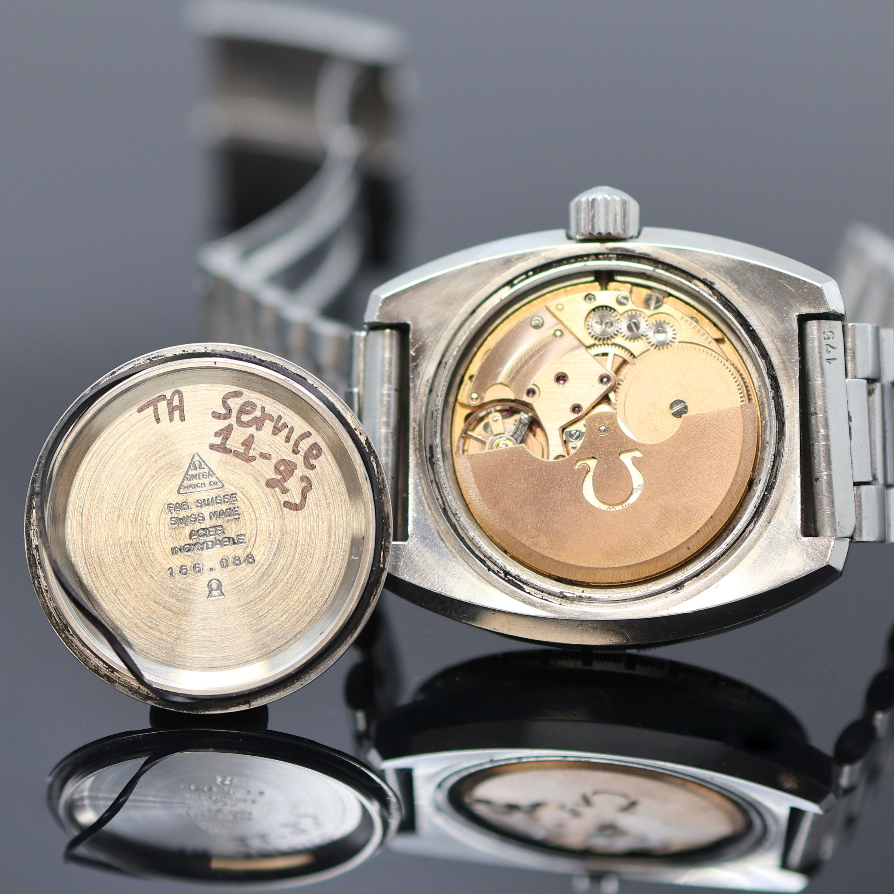 Detail e: OMEGA Seamaster 120 Taucherarmbanduhr Referenz 166.088, Schweiz um 1970, Automatik, Edelstahlgeh. inkl. orig. Gliederband m. Faltschl., Boden u. ...