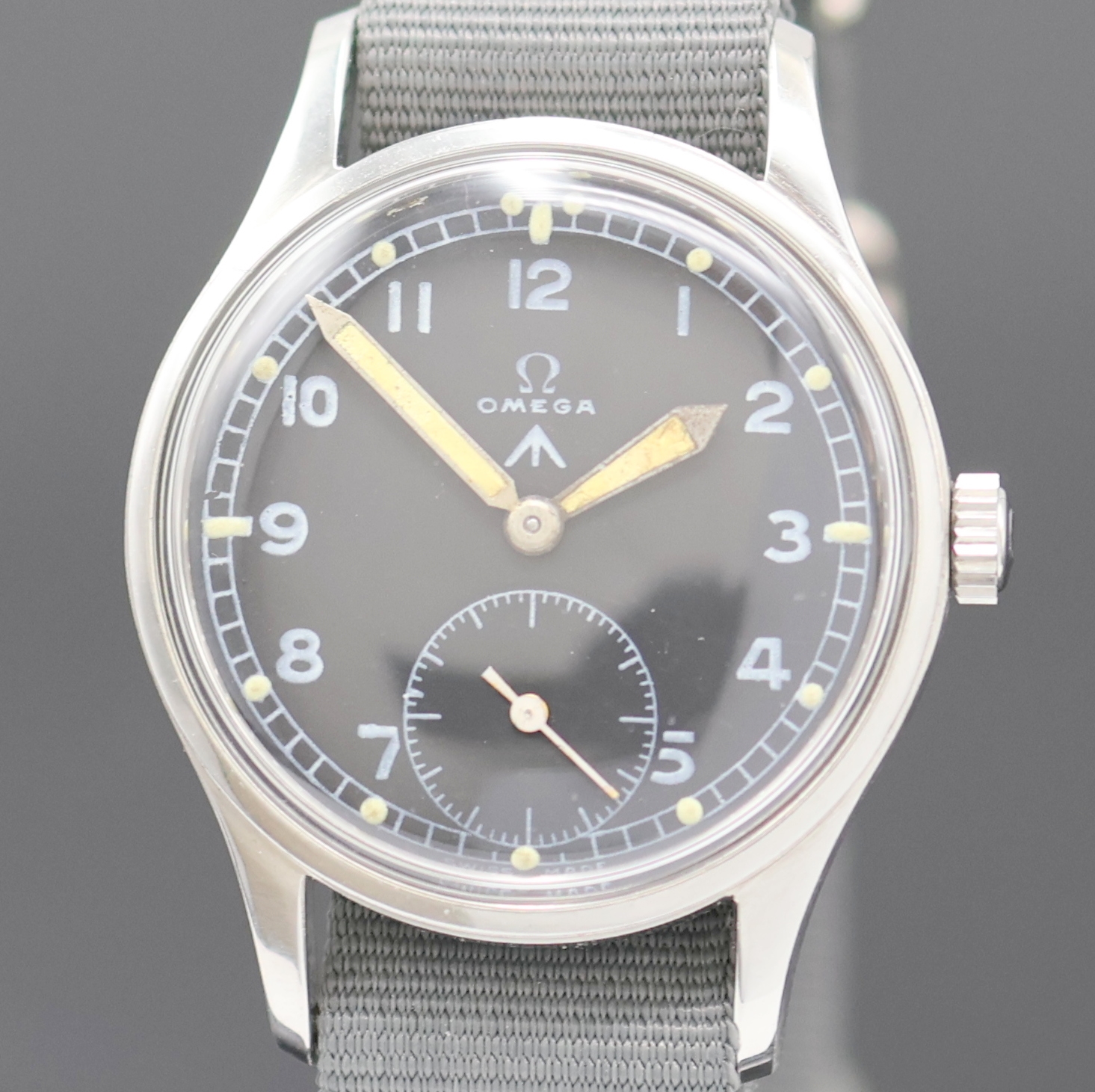 Detail a: OMEGA Mark X seltene Militärarmbanduhr der Britischen Streitkräfte in Stahl, Schweiz um 1945, Handaufzug, Boden m. militärischer Grav. verschr., ...