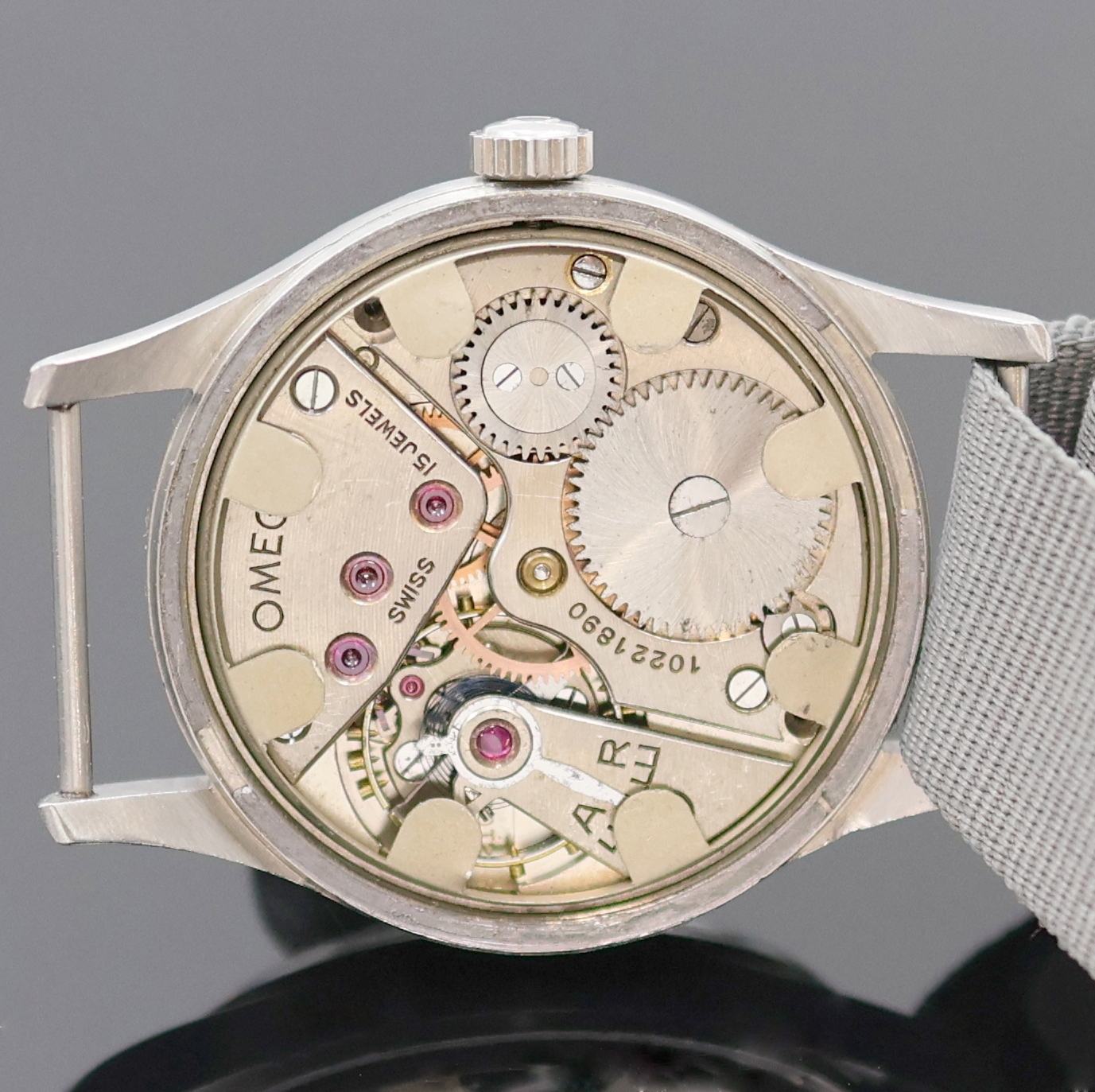 Detail d: OMEGA Mark X seltene Militärarmbanduhr der Britischen Streitkräfte in Stahl, Schweiz um 1945, Handaufzug, Boden m. militärischer Grav. verschr., ...