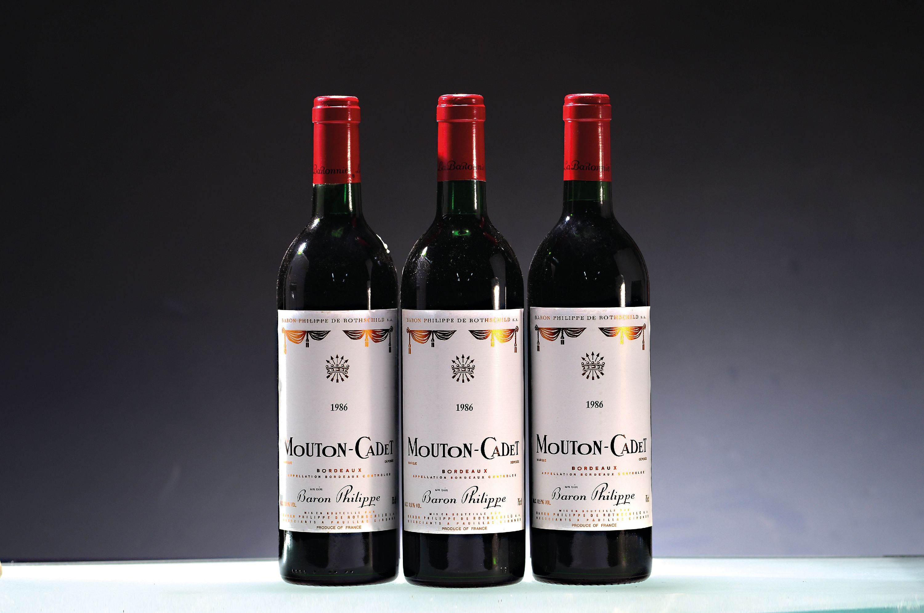 Image 26980272 - 3 Flaschen 1986 Baron Philippe de Rothschild Mouton-Cadet, Bordeaux, ca. 750ml, ...