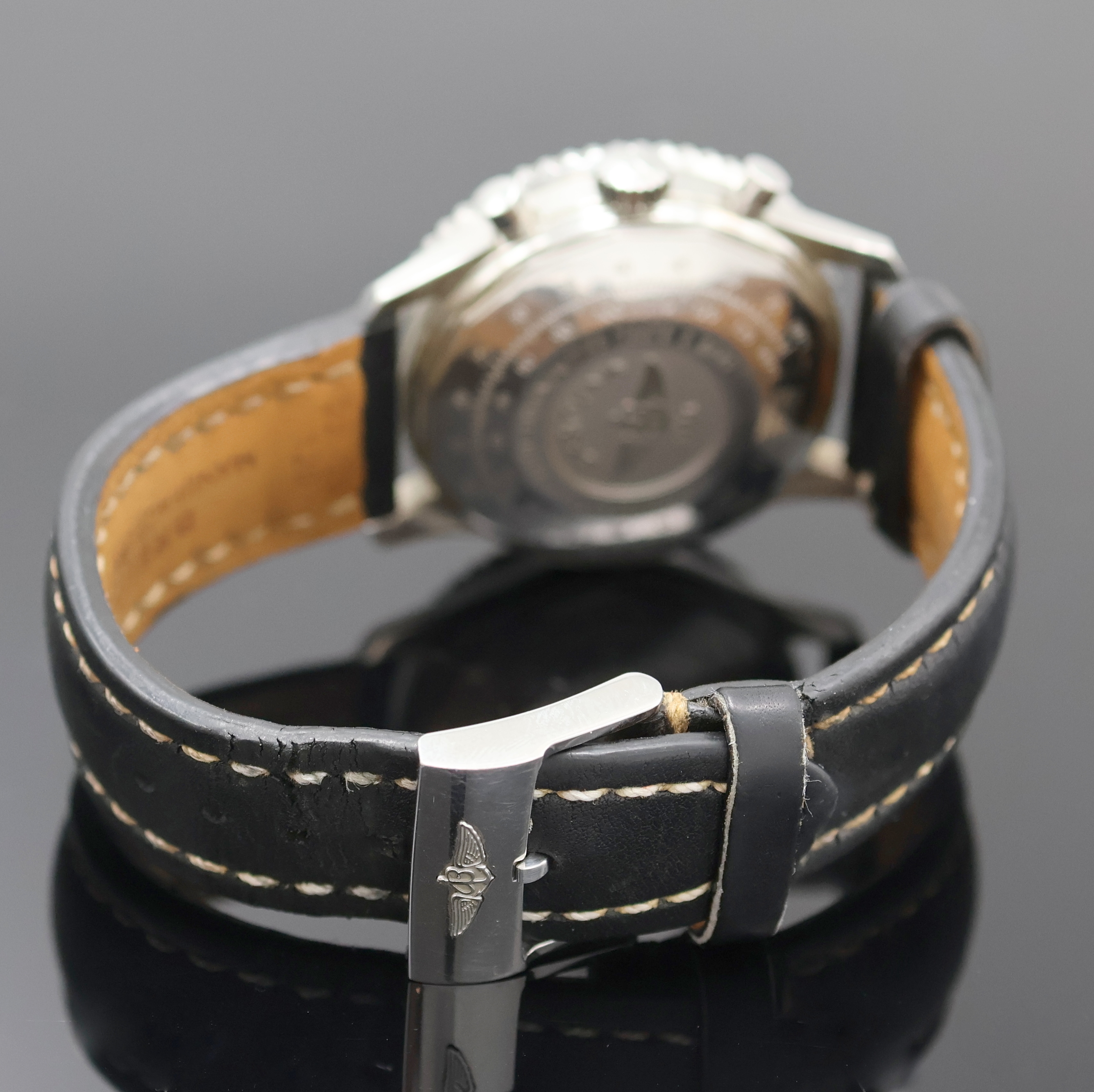 Detail b: BREITLING Navitimer Armbandchronograph Referenz A23322, Schweiz um 2005, Automatik,Boden verschr., orig. Lederband m. Dornschl., schwarzes Zifferbl. ...