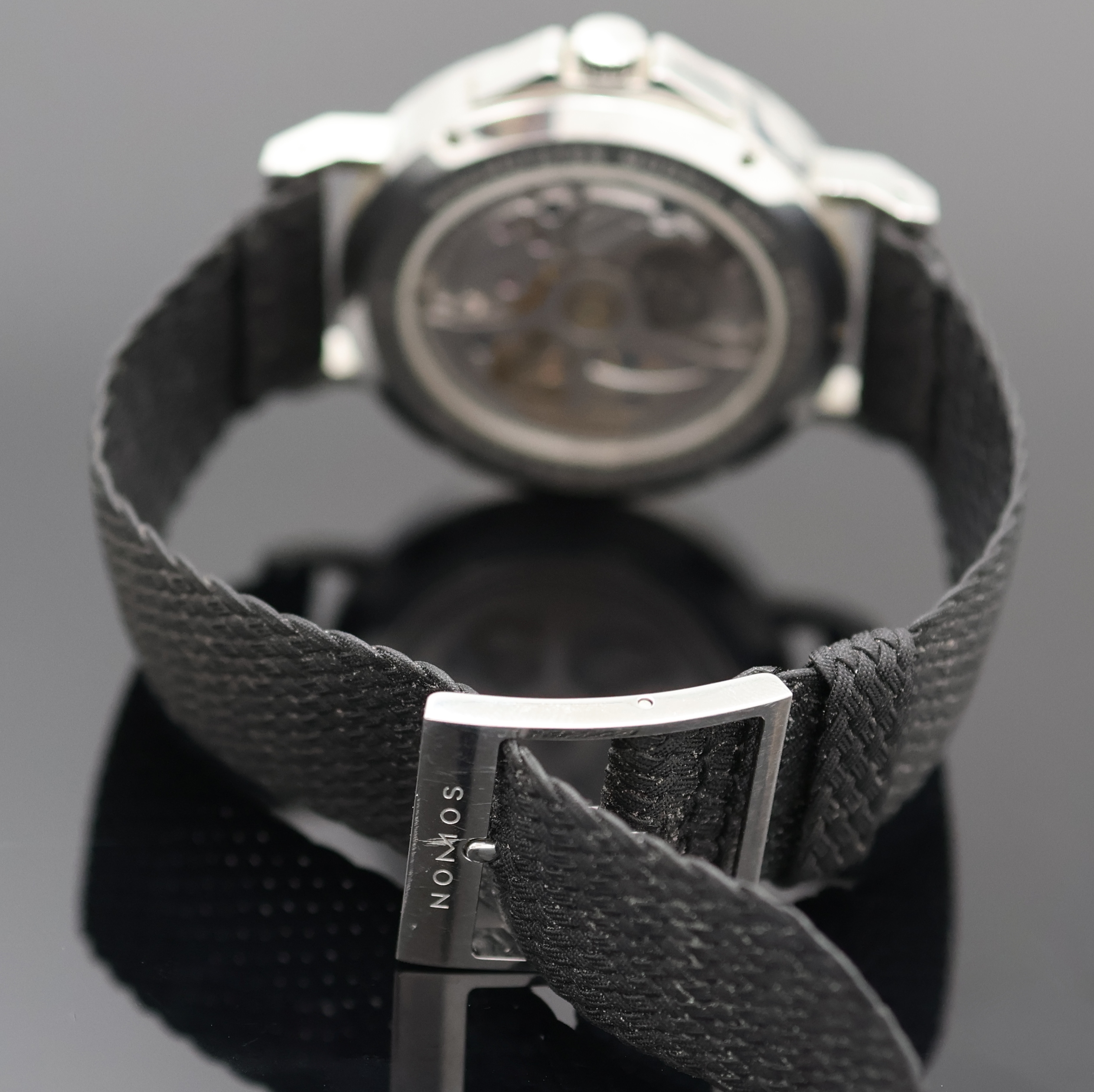Detail b: NOMOS Herrenarmbanduhr Modell Ahoi, Deutschland um 2019, Automatik, beids. vergl. Edelstahlgeh., Boden u. Krone verschr., orig. Textilband m. ...