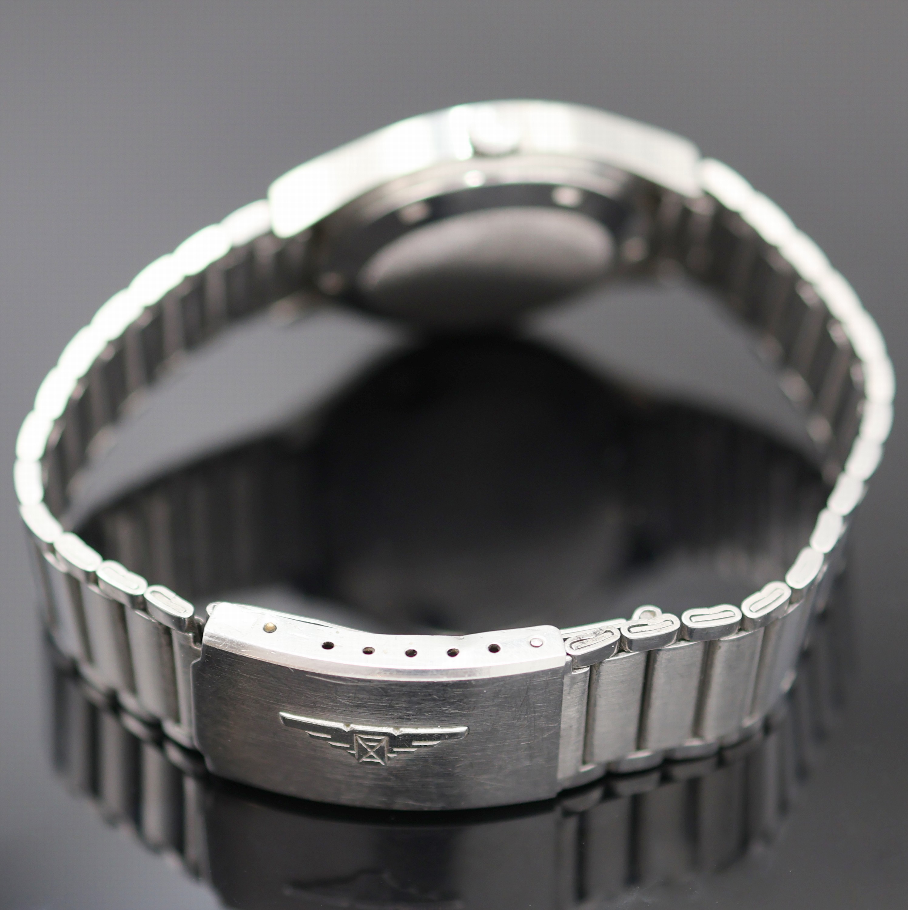 Detail b: LONGINES Admiral Herrenarmbanduhr in Stahl, Schweiz um 1975, Automatik, verschr. Geh. am orig. Stahlband, orig. Krone, silb. Zifferbl., silb. Indizes ...