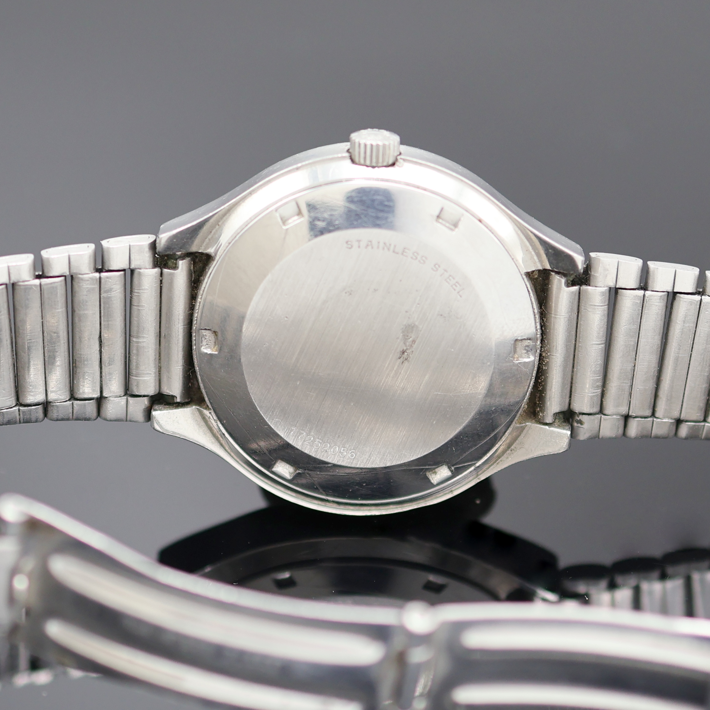 Detail d: LONGINES Admiral Herrenarmbanduhr in Stahl, Schweiz um 1975, Automatik, verschr. Geh. am orig. Stahlband, orig. Krone, silb. Zifferbl., silb. Indizes ...
