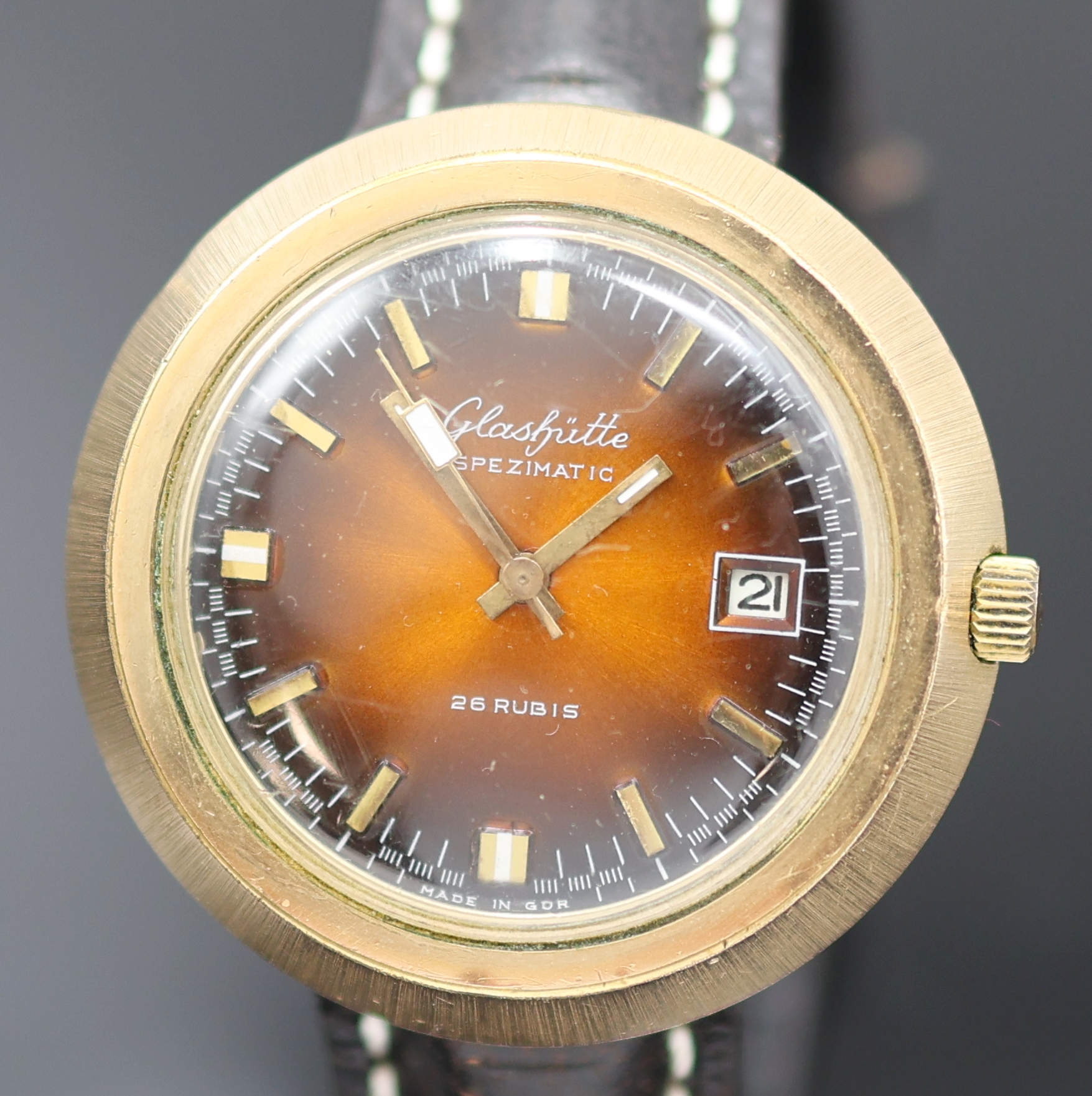 Detail a: GLASHÜTTE Spezimatic Herrenarmbanduhr im 1970er Jahre Design, DDR um 1975, Automatik, verg. Geh. m. aufgedr. Stahlboden, ausgefallenes braunes ...