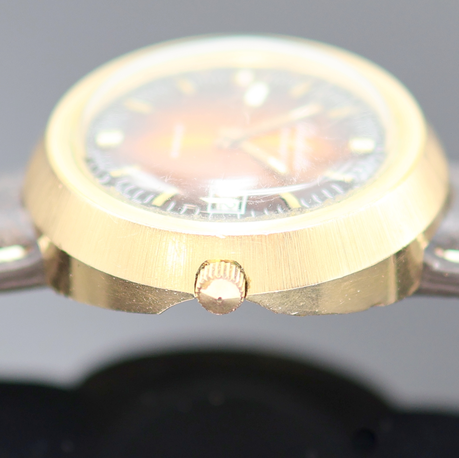 Detail b: GLASHÜTTE Spezimatic Herrenarmbanduhr im 1970er Jahre Design, DDR um 1975, Automatik, verg. Geh. m. aufgedr. Stahlboden, ausgefallenes braunes ...