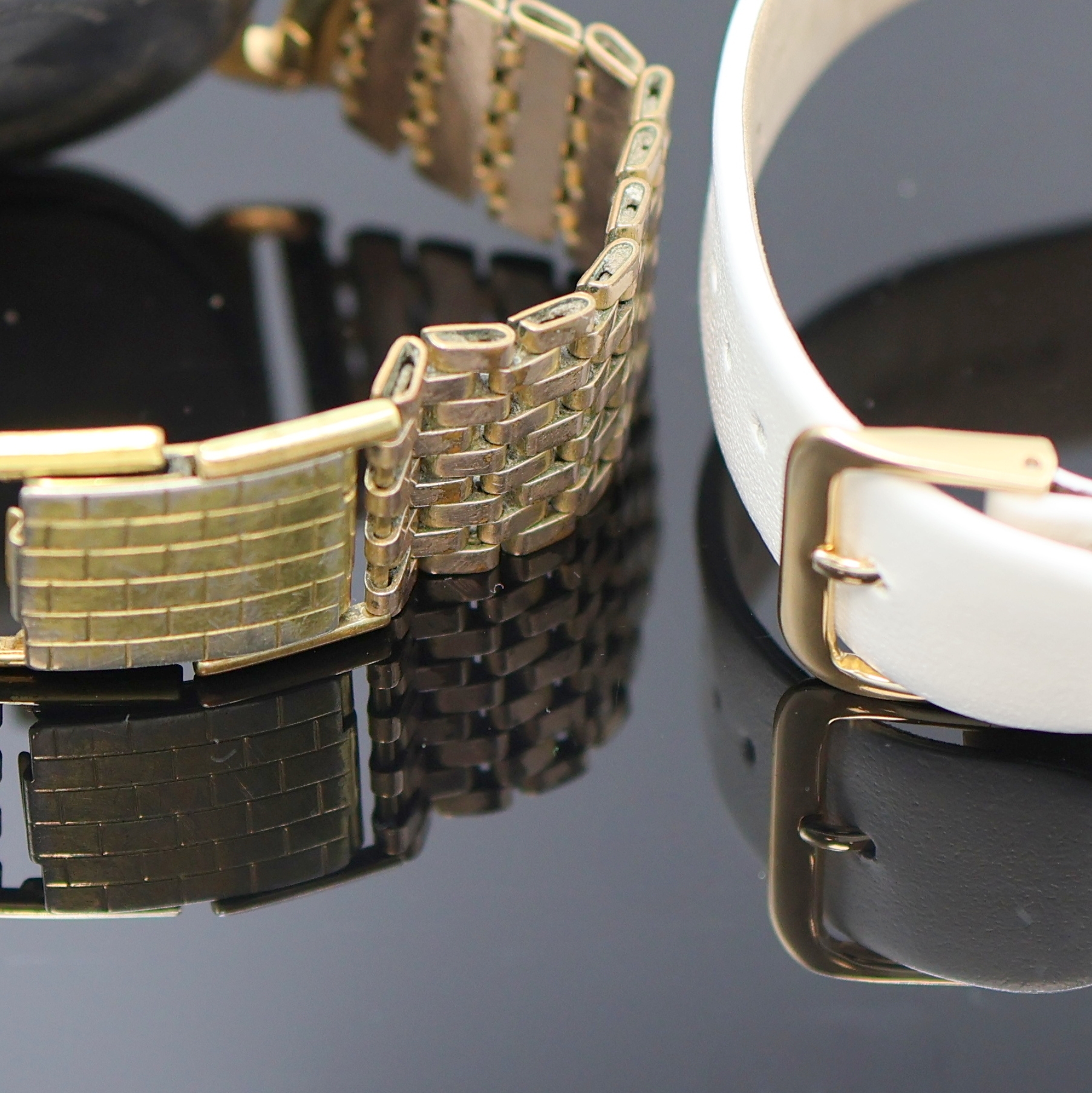 Detail b: GUB 2 vergoldete Herrenarmbanduhren Kaliber 69.1/70.1, DDR um 1968, Handaufzug, 2-tlg. Geh. m. aufgedr. Stahlböden, silb. Zifferblätter pat./fl., ...