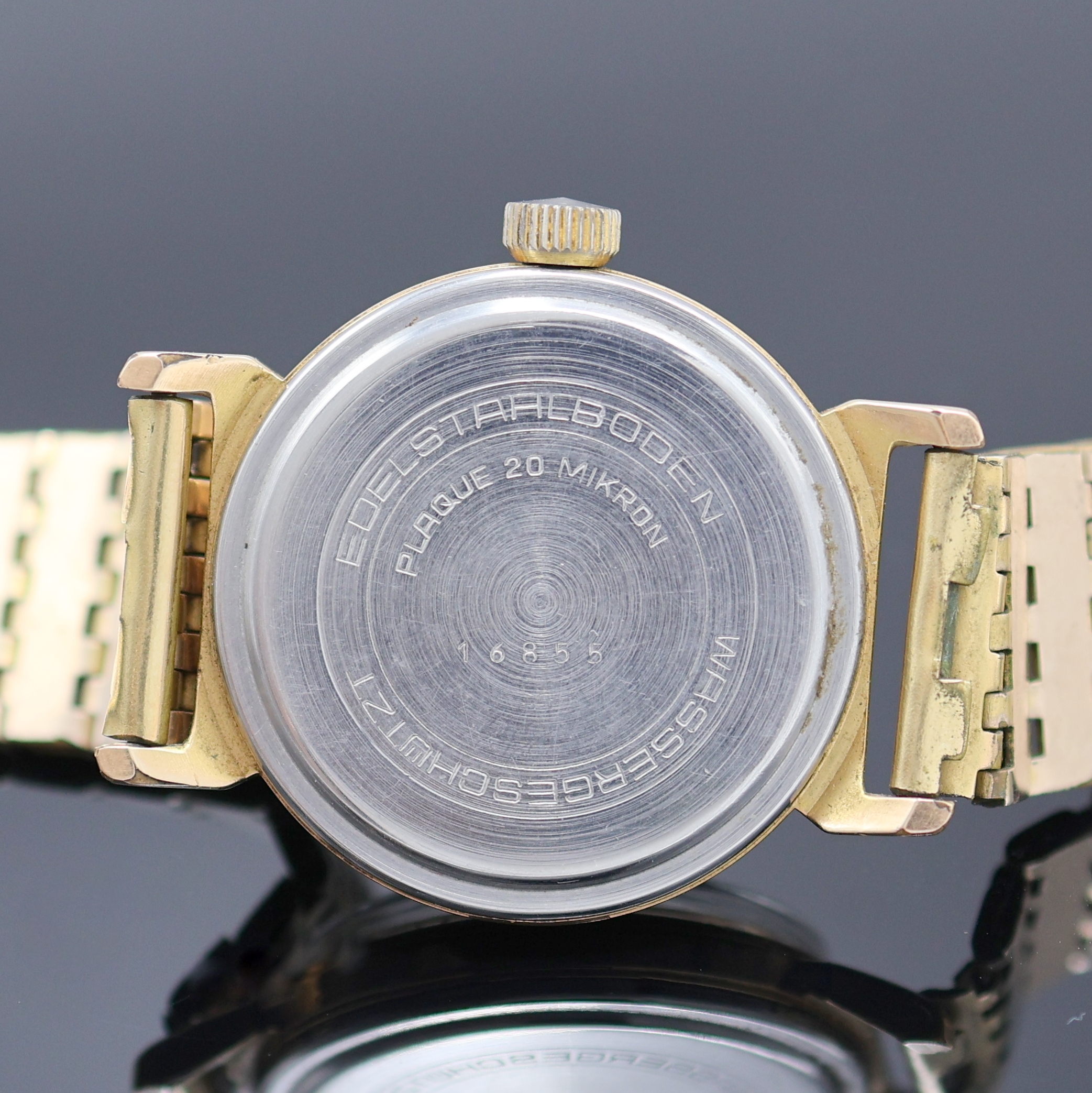 Detail d: GUB 2 vergoldete Herrenarmbanduhren Kaliber 69.1/70.1, DDR um 1968, Handaufzug, 2-tlg. Geh. m. aufgedr. Stahlböden, silb. Zifferblätter pat./fl., ...