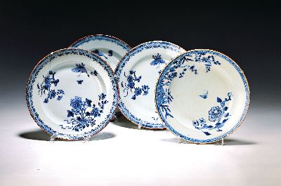 Image 26980216 - 4 Teller, China, 18. Jh., Porzellan, mit floraler Blaumalerei mit Schmetterlingen, D. ...