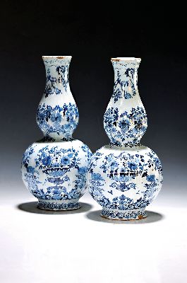 Image Paar Balustervasen, Delft, Marke LC ligiert, 18. Jh., Fayence, gerippte Wandung, reiche ...