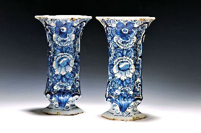 Image Paar Vasen, Delft, 18. Jh., Marke: De 3 Klokken, Fayence, blaue Blumenmalerei, mit ...