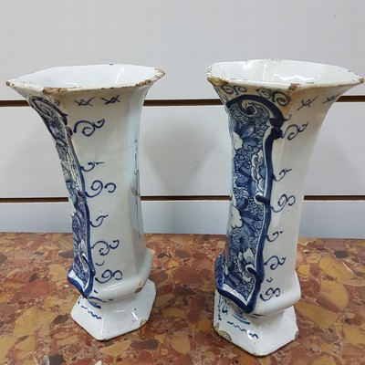 26980220b - Paar Vasen, Delft, 18. Jh., Marke: De 3 Klokken, Fayence, blaue Blumenmalerei, mit ...