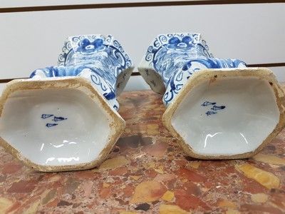26980220h - Paar Vasen, Delft, 18. Jh., Marke: De 3 Klokken, Fayence, blaue Blumenmalerei, mit ...