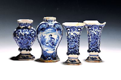 Image 4 kleine Vasen, Delft, 18. Jh., davon 3 signiert Duijn, Fayence, Blaumalerei, drei mit ...