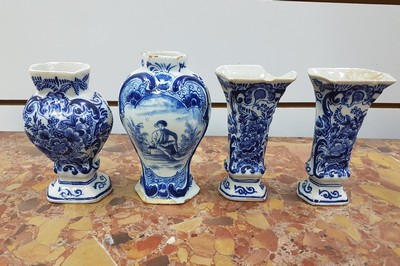 26980222a - 4 kleine Vasen, Delft, 18. Jh., davon 3 signiert Duijn, Fayence, Blaumalerei, drei mit ...
