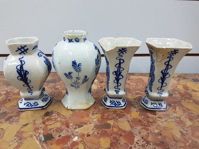 26980222c - 4 kleine Vasen, Delft, 18. Jh., davon 3 signiert Duijn, Fayence, Blaumalerei, drei mit ...