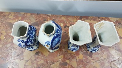 26980222e - 4 kleine Vasen, Delft, 18. Jh., davon 3 signiert Duijn, Fayence, Blaumalerei, drei mit ...