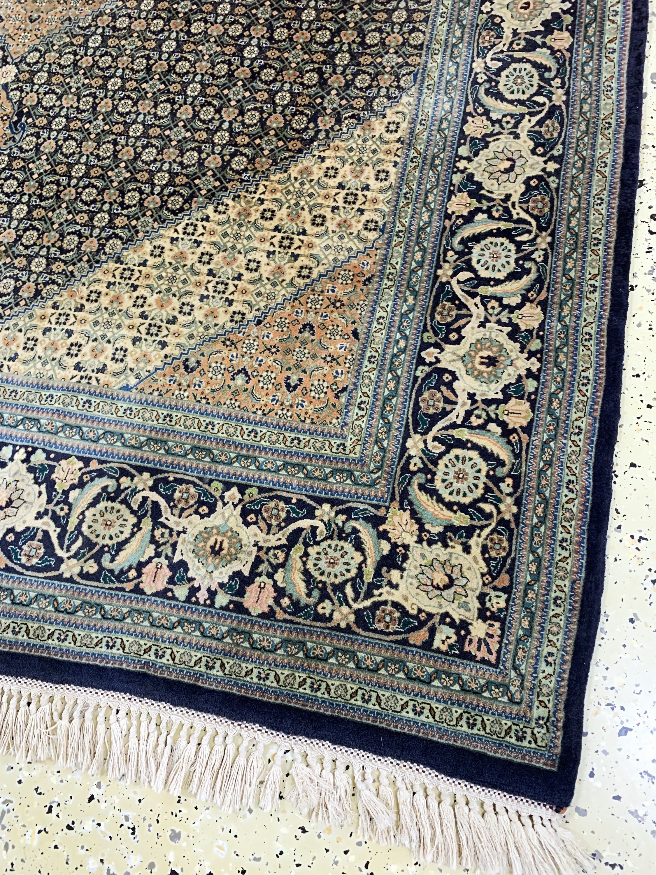 Detail a: Täbriz fein(60 Raj) Persien, signiert"Djalalizadeh", Mitte 20.Jhd, Korkwolle mit Seide, ca. 240 x 180 cm, ca. 800.000 Kn/qm, verblasst, ...