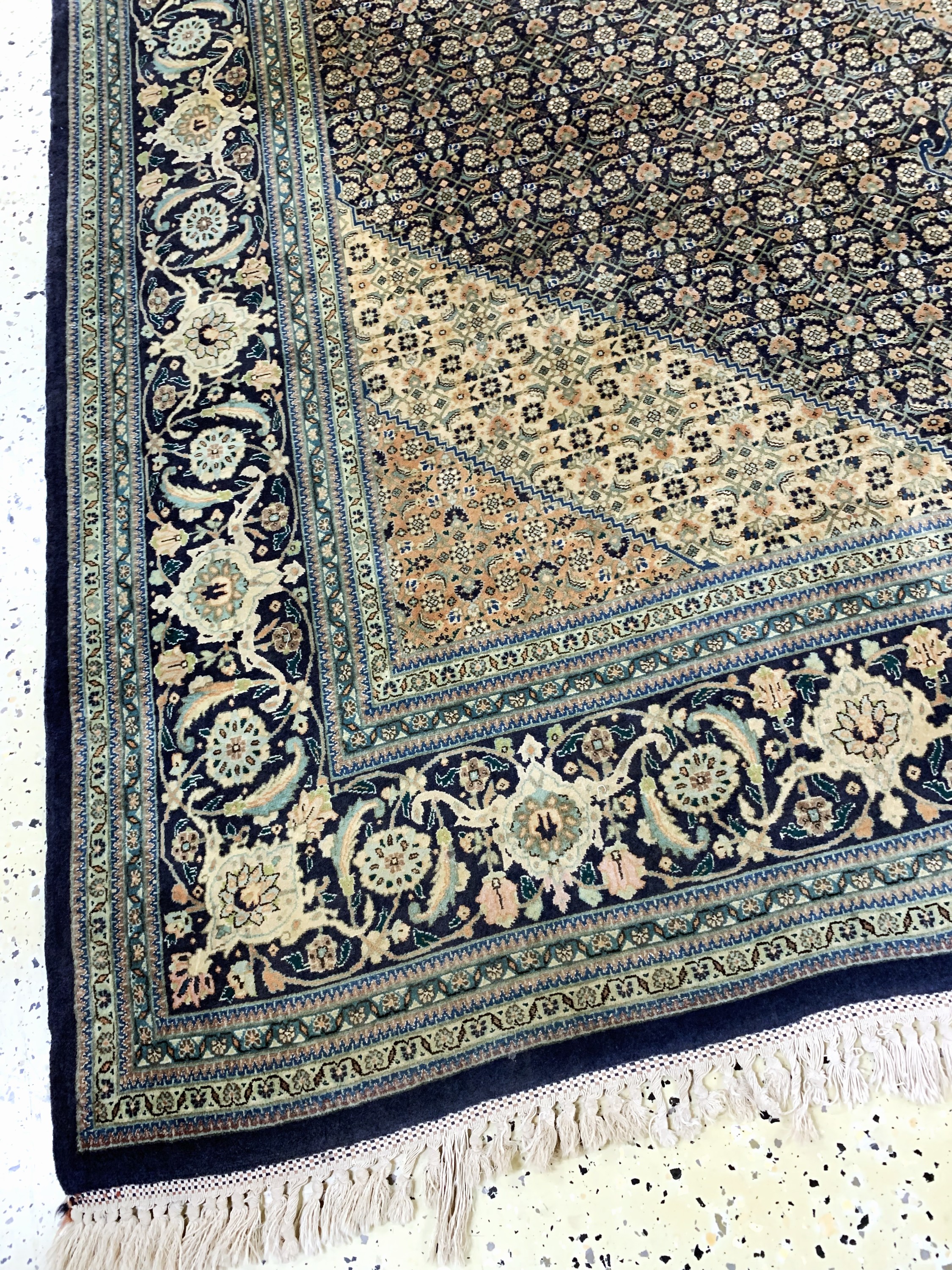Detail b: Täbriz fein(60 Raj) Persien, signiert"Djalalizadeh", Mitte 20.Jhd, Korkwolle mit Seide, ca. 240 x 180 cm, ca. 800.000 Kn/qm, verblasst, ...