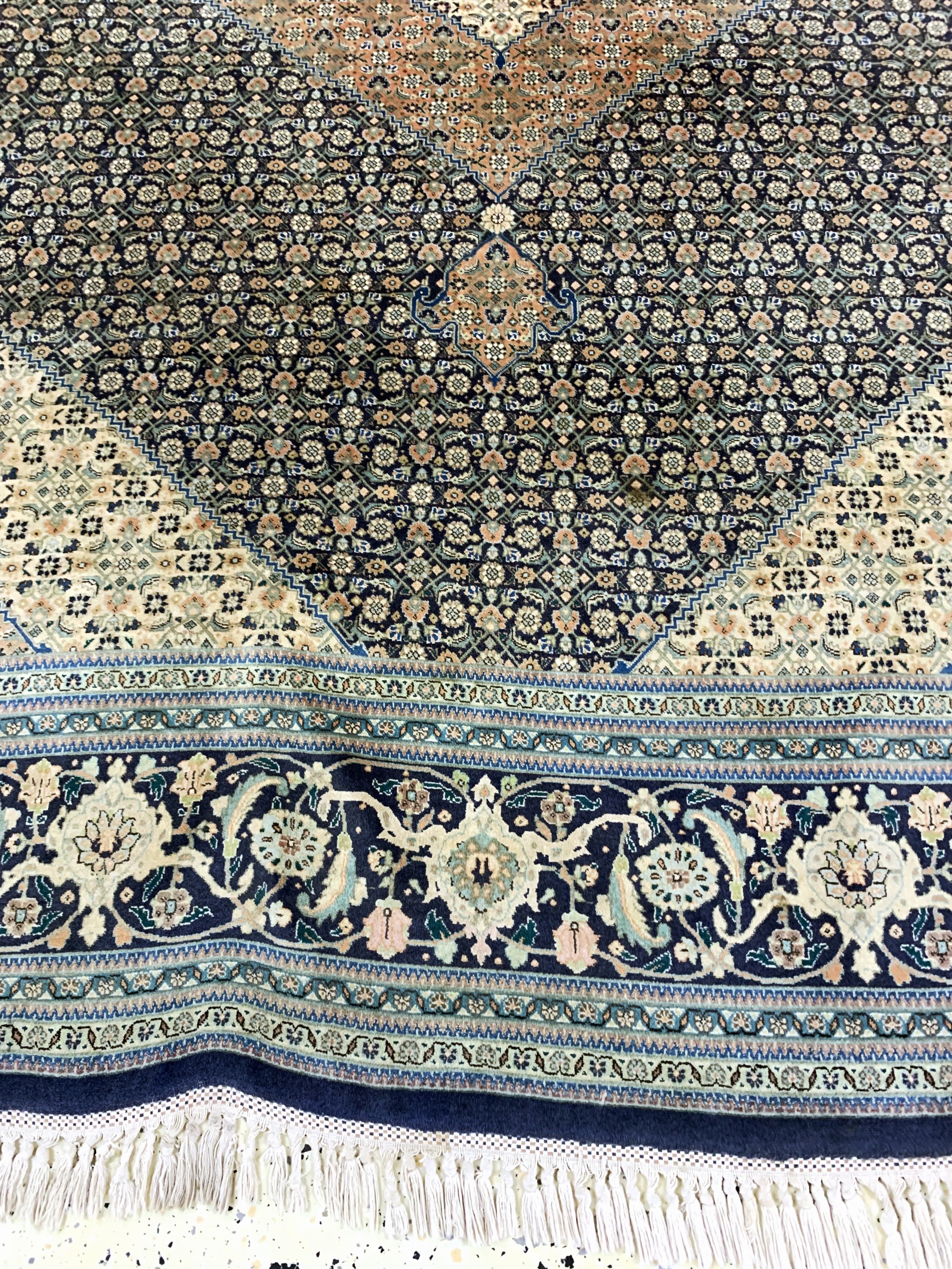Detail c: Täbriz fein(60 Raj) Persien, signiert"Djalalizadeh", Mitte 20.Jhd, Korkwolle mit Seide, ca. 240 x 180 cm, ca. 800.000 Kn/qm, verblasst, ...