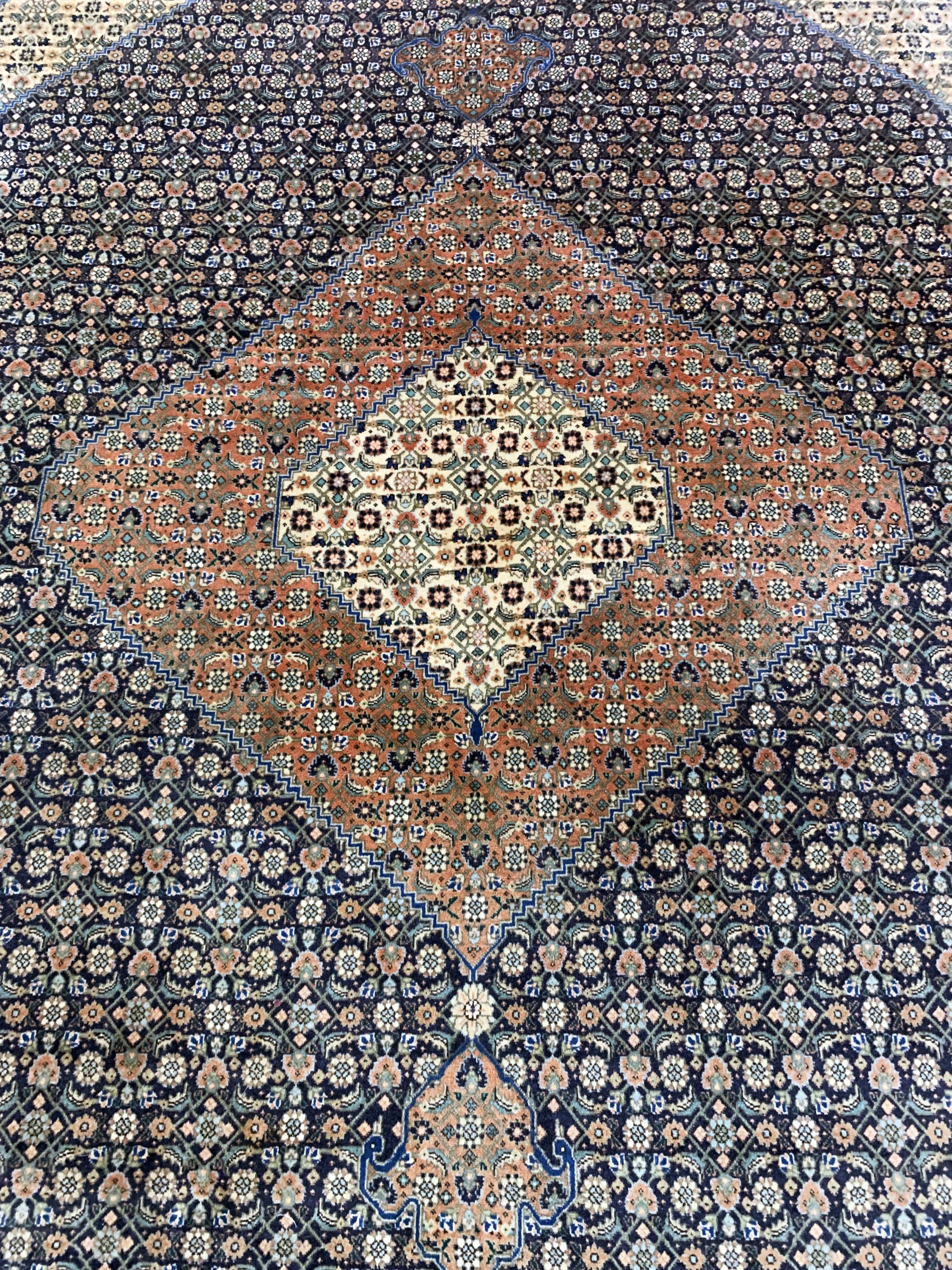 Detail d: Täbriz fein(60 Raj) Persien, signiert"Djalalizadeh", Mitte 20.Jhd, Korkwolle mit Seide, ca. 240 x 180 cm, ca. 800.000 Kn/qm, verblasst, ...