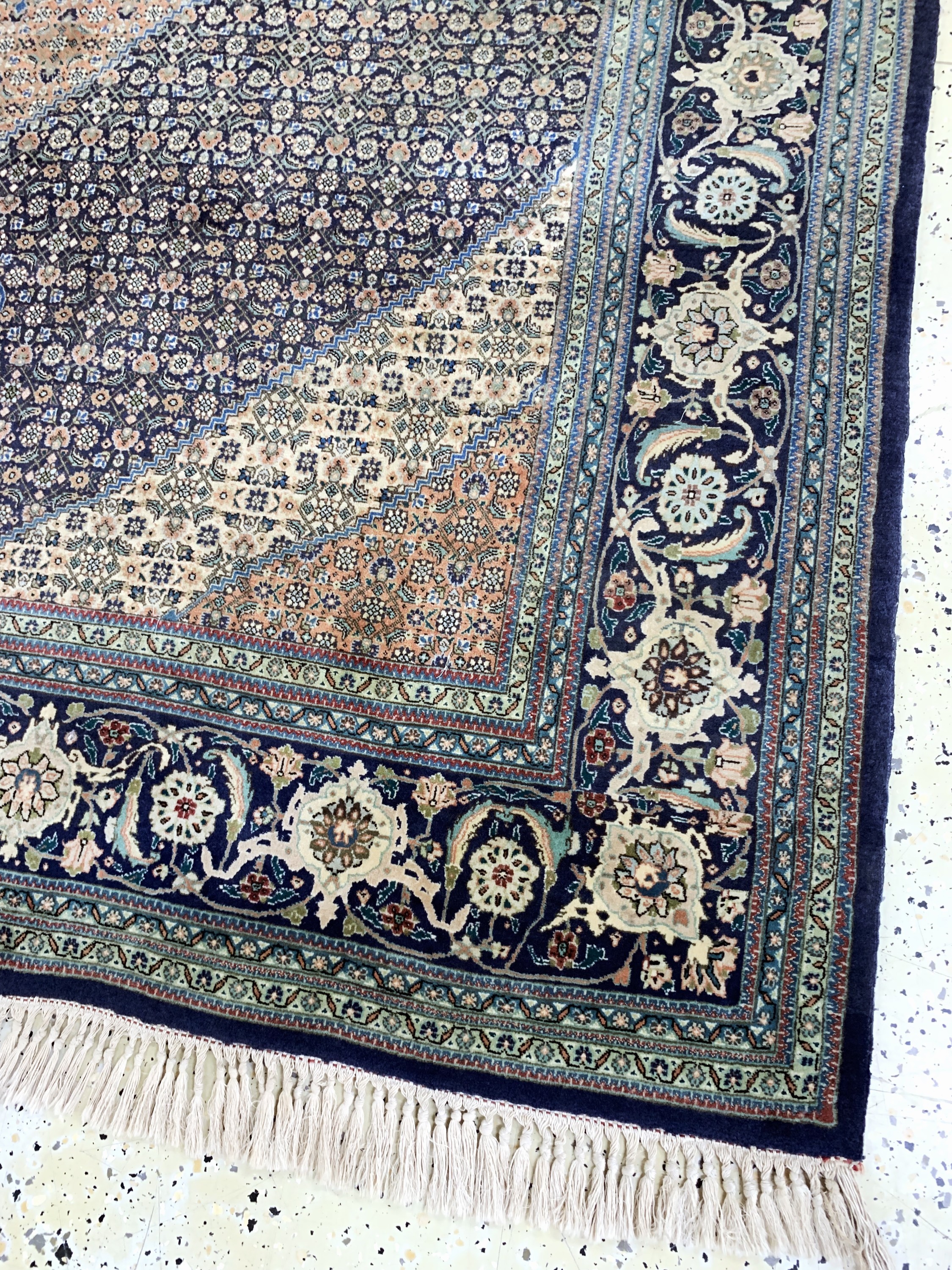 Detail e: Täbriz fein(60 Raj) Persien, signiert"Djalalizadeh", Mitte 20.Jhd, Korkwolle mit Seide, ca. 240 x 180 cm, ca. 800.000 Kn/qm, verblasst, ...