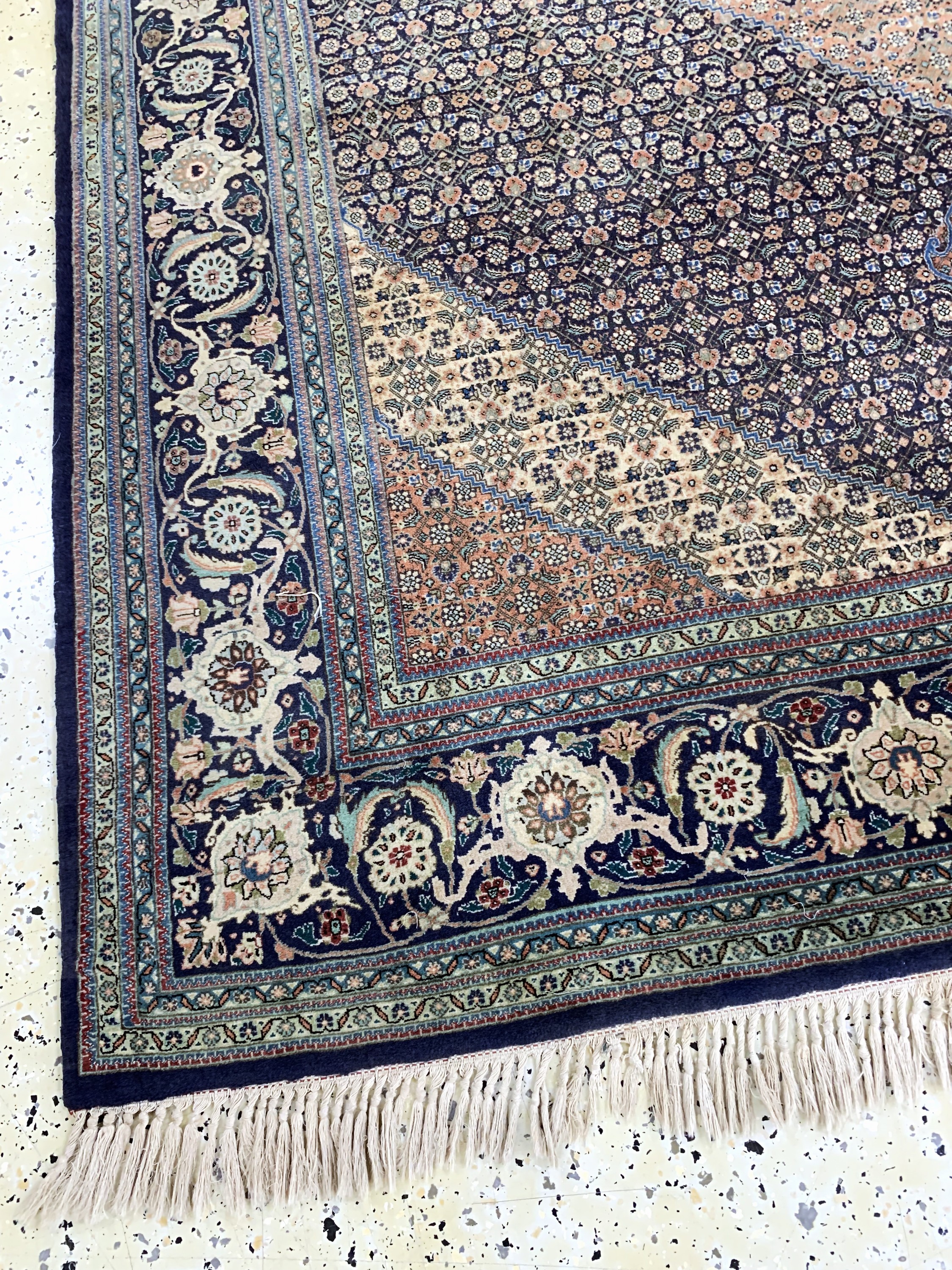 Detail f: Täbriz fein(60 Raj) Persien, signiert"Djalalizadeh", Mitte 20.Jhd, Korkwolle mit Seide, ca. 240 x 180 cm, ca. 800.000 Kn/qm, verblasst, ...