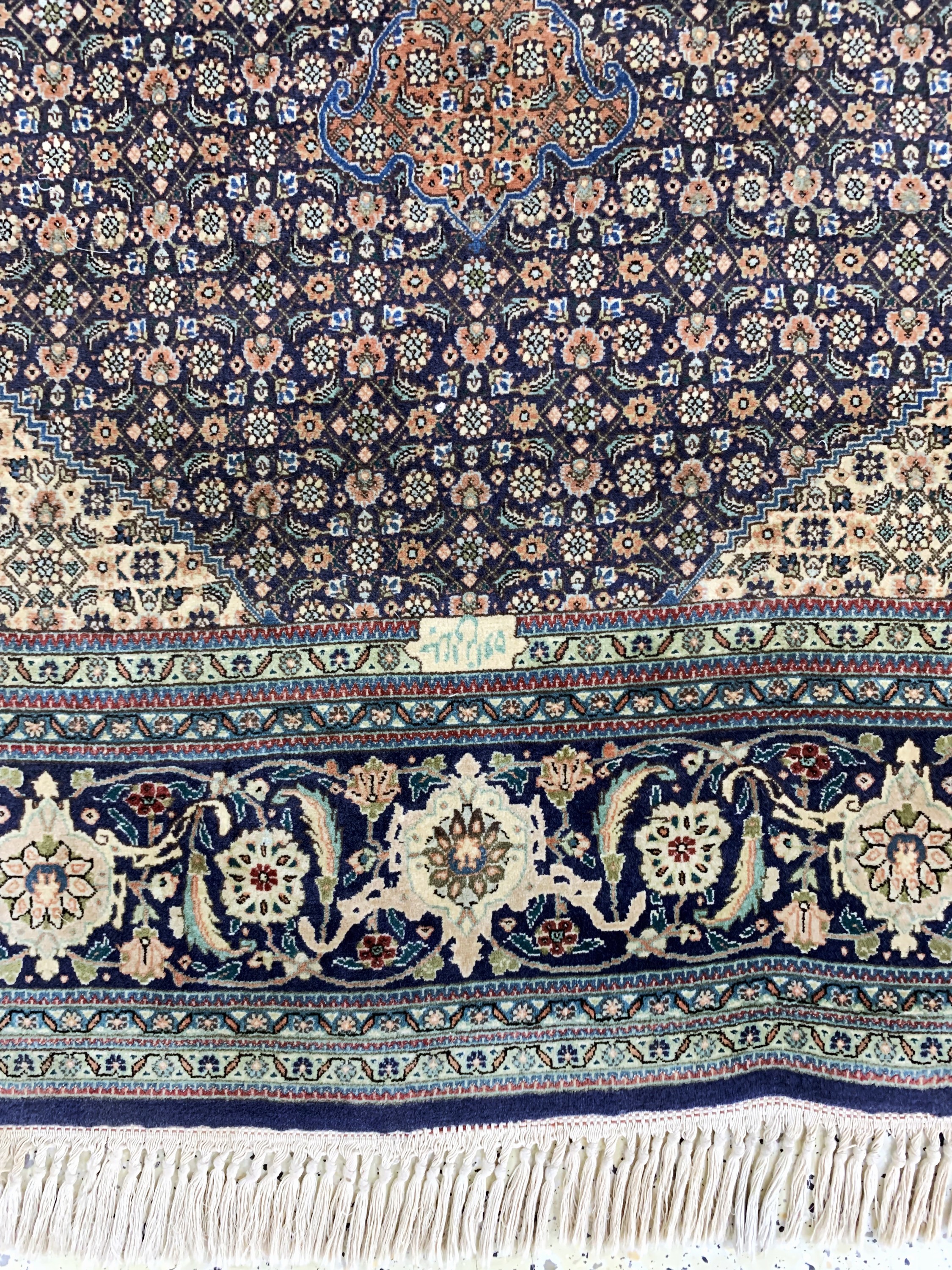 Detail g: Täbriz fein(60 Raj) Persien, signiert"Djalalizadeh", Mitte 20.Jhd, Korkwolle mit Seide, ca. 240 x 180 cm, ca. 800.000 Kn/qm, verblasst, ...