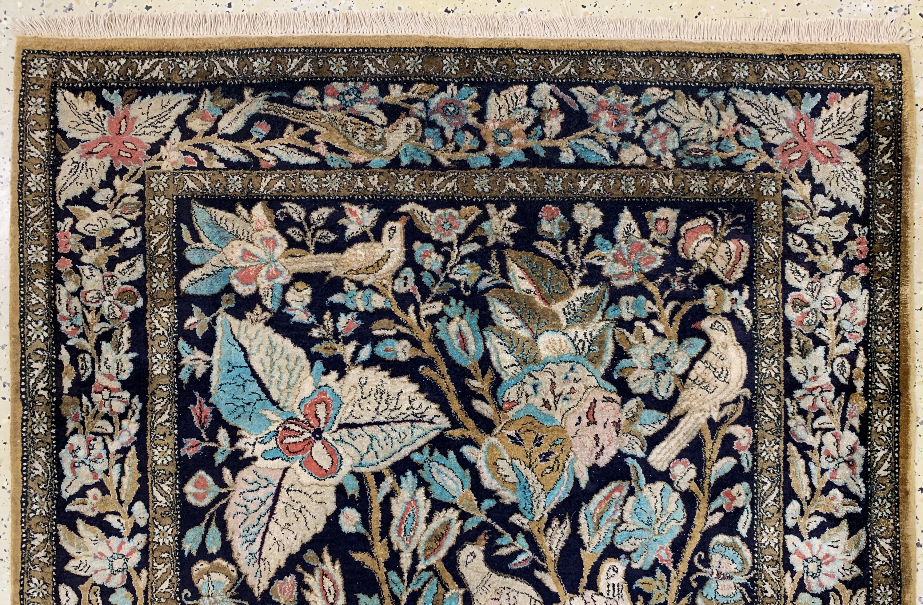 Detail a: Ghom Seide wohl"Shakeri", Persien, Anfang 20.Jhd, reine Naturseide, ca. 155 x 105 cm, EHZ: 2(Fransen erneuert).