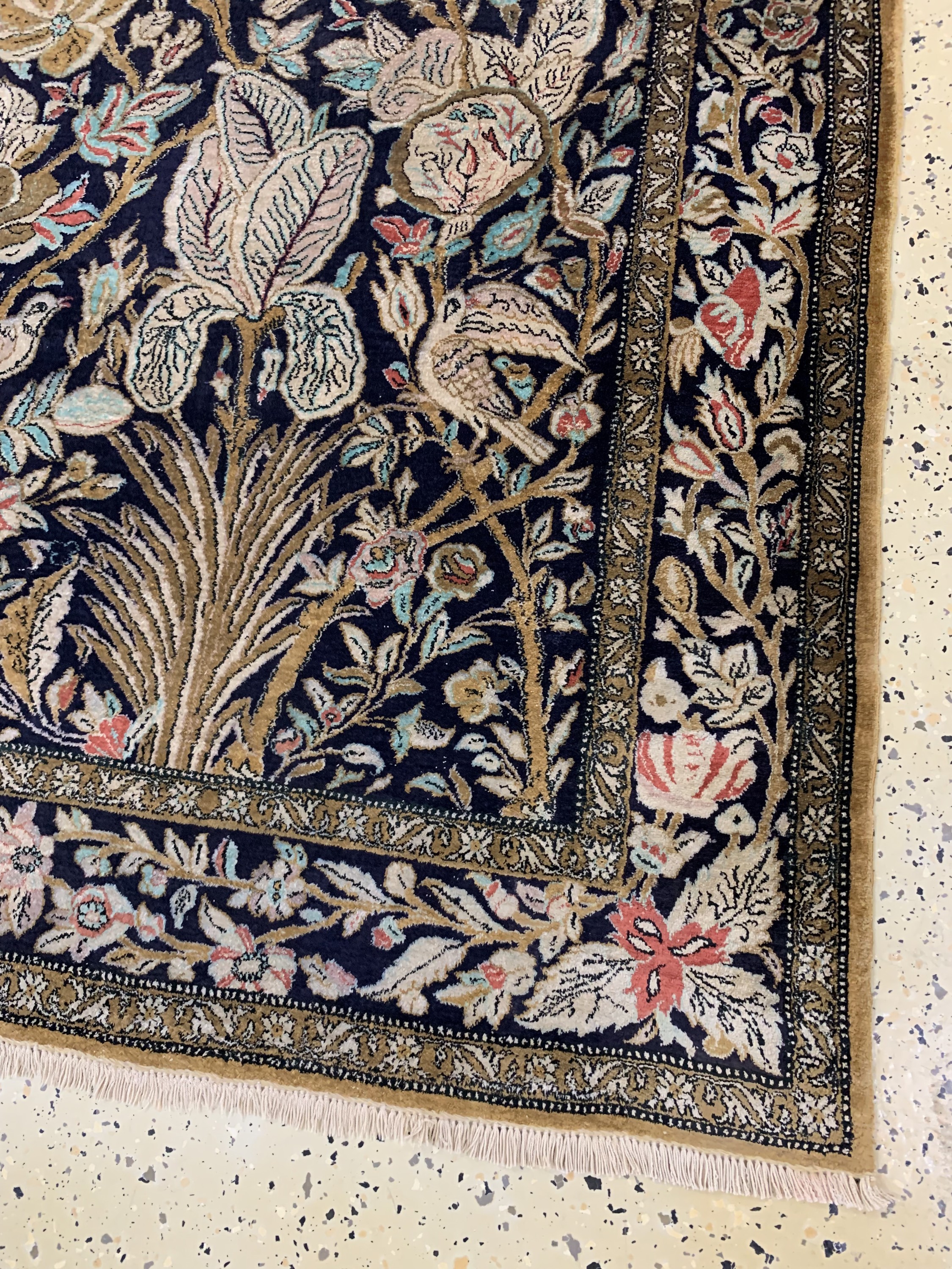 Detail b: Ghom Seide wohl"Shakeri", Persien, Anfang 20.Jhd, reine Naturseide, ca. 155 x 105 cm, EHZ: 2(Fransen erneuert).