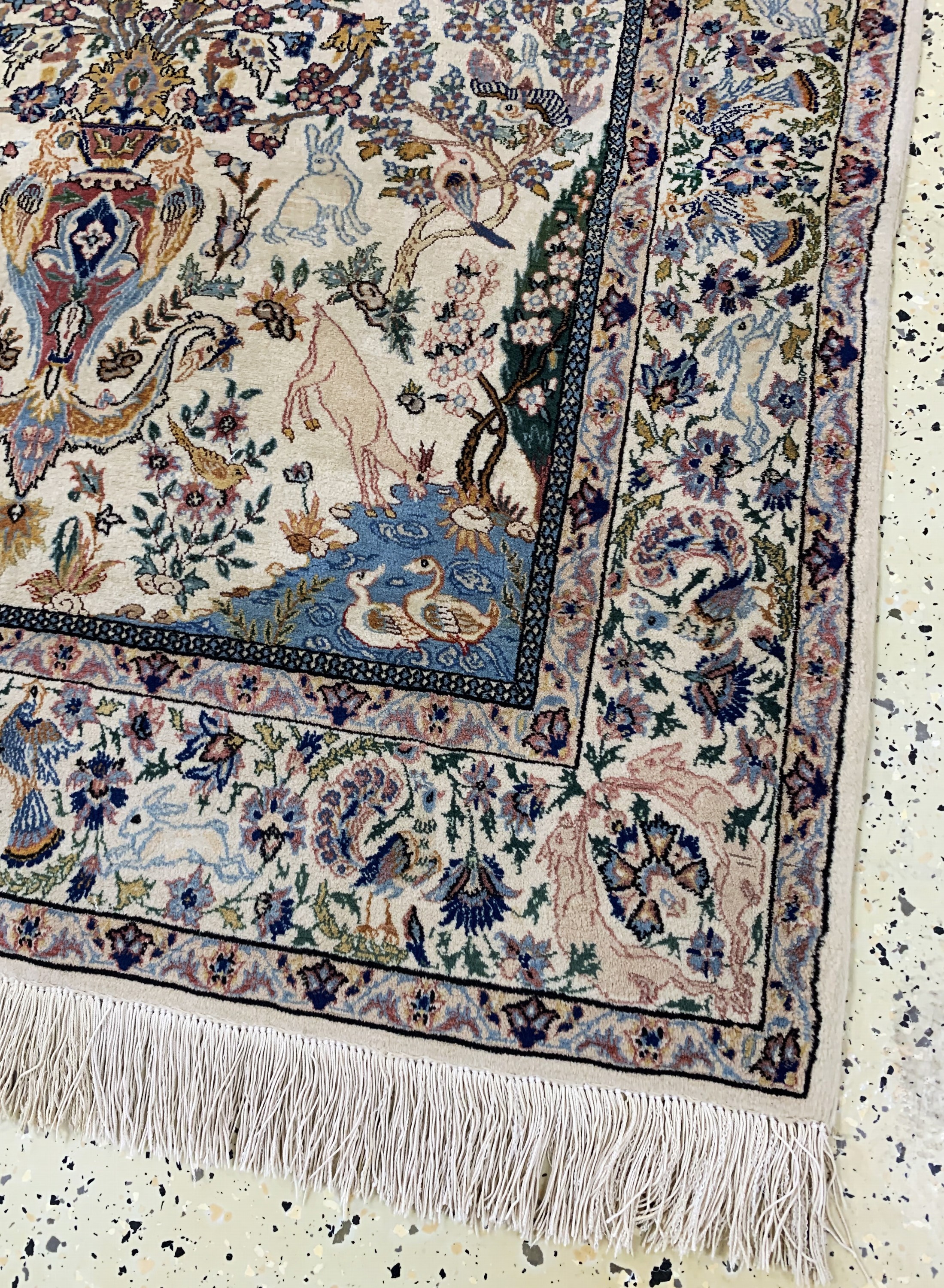 Detail a: Esfahan fein alt, Persien, Mitte 20.Jhd, Korkwolle auf Seide, ca. 160 x 110 cm, ca. 1,0Mio. Kn/qm, EHZ: 2(Fransen erneuert).